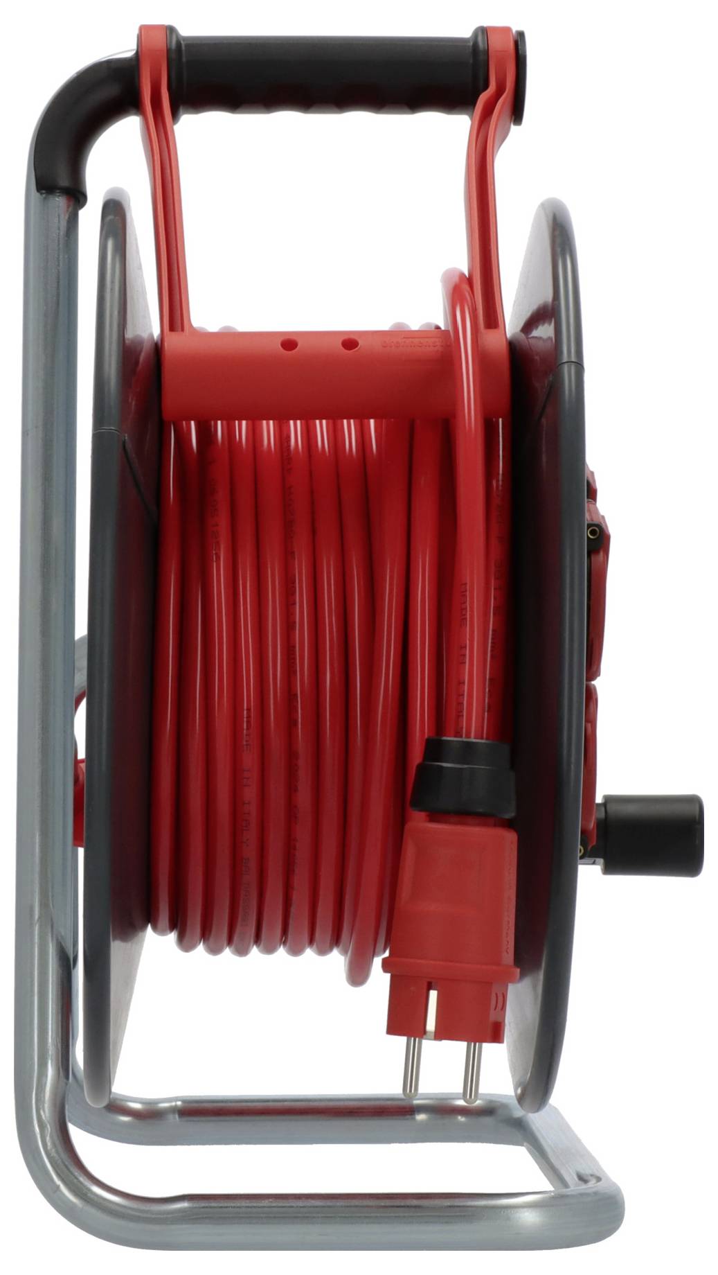 Eine rote Kabeltrommel mit schwarzem Griff und integriertem Kabel. Sie ist vertikal auf einem Metallrahmen montiert.