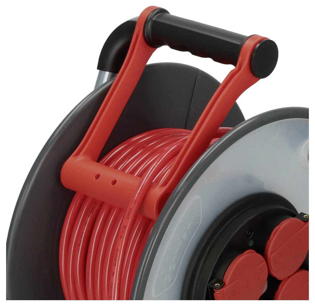 Nahaufnahme einer Kabeltrommel mit rotem Kabel und schwarzen Steckdosen am Rand, mit rotem Tragegriff.