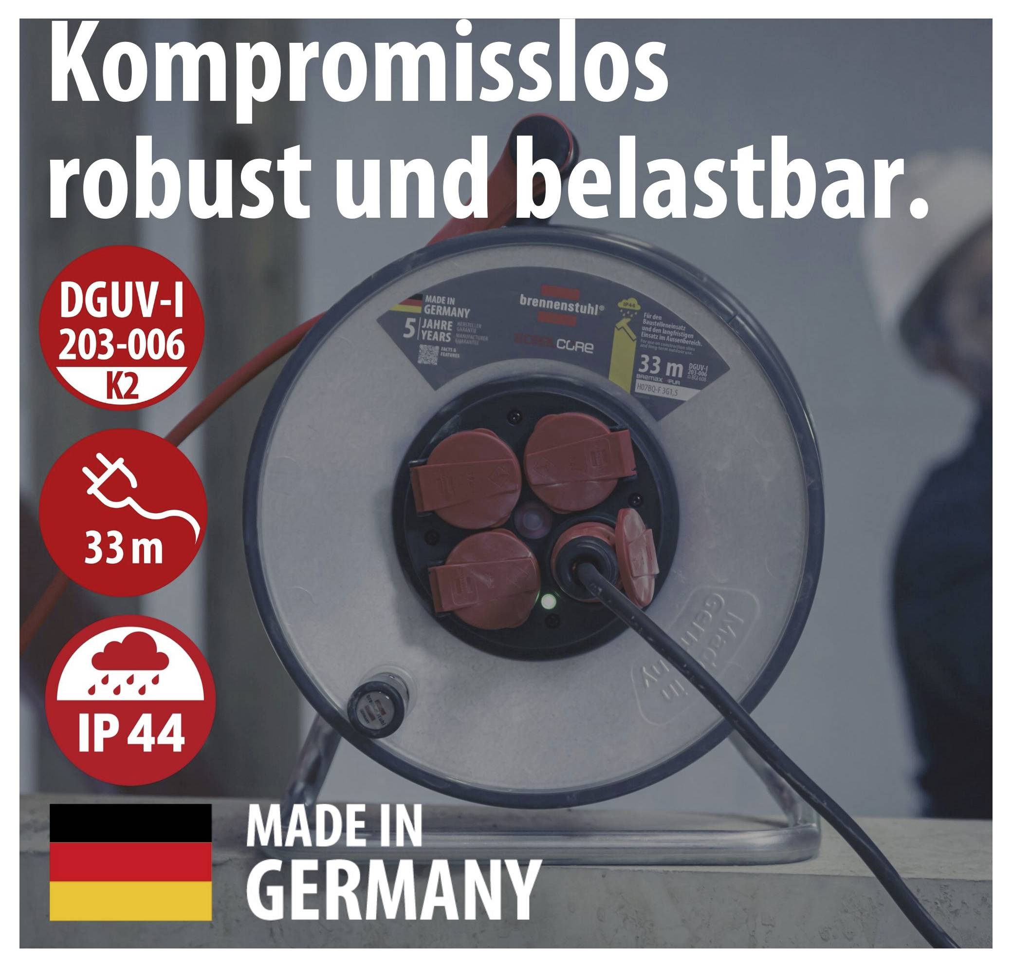 Werbebild eines robusten Kabelaufrollers mit Slogan 'Kompromisslos robust und belastbar.', Kennzeichen DGUV-I 203-006 K2, 33 m, IP44, Made in Germany.