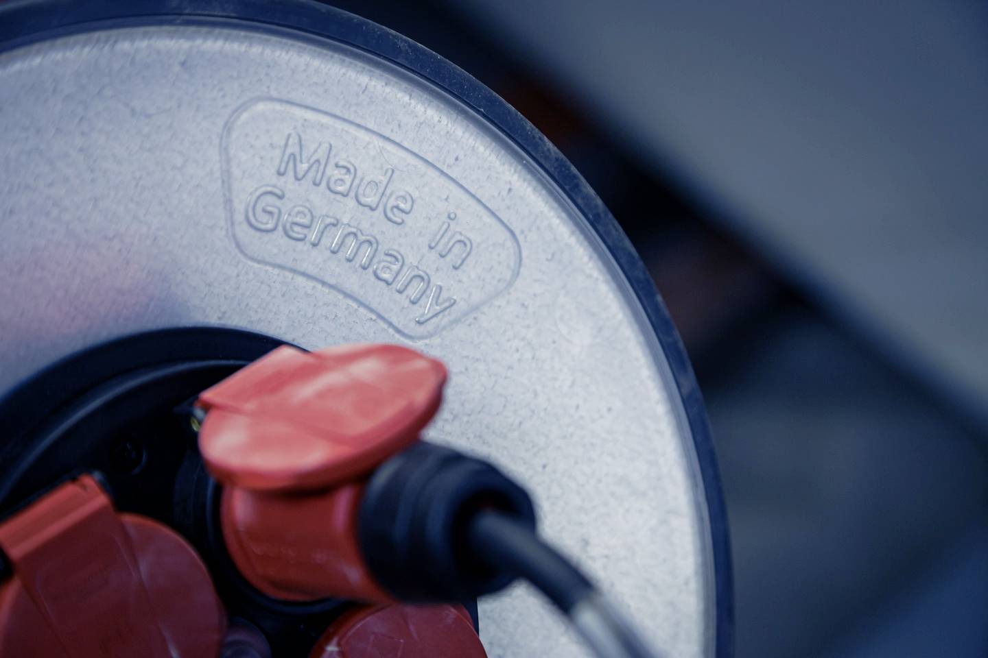 Nahaufnahme eines Metallteils mit der Prägung 'Made in Germany'. Es ist mit Kabeln verbunden, möglicherweise ein technisches Gerät.
