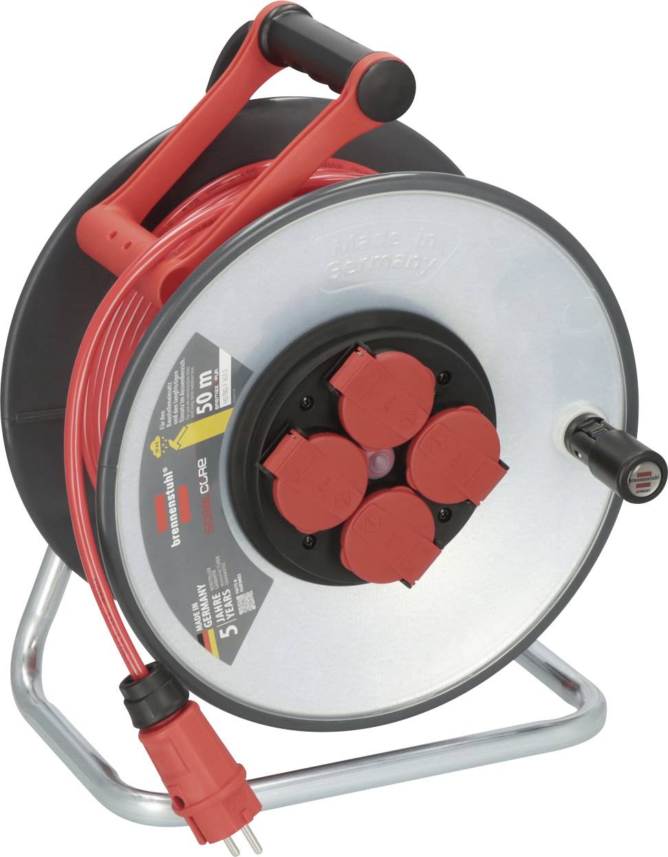 Eine Kabeltrommel mit rotem Verlängerungskabel. Es sind vier Steckdosen vorhanden. Die Trommel steht auf einem Metallständer.