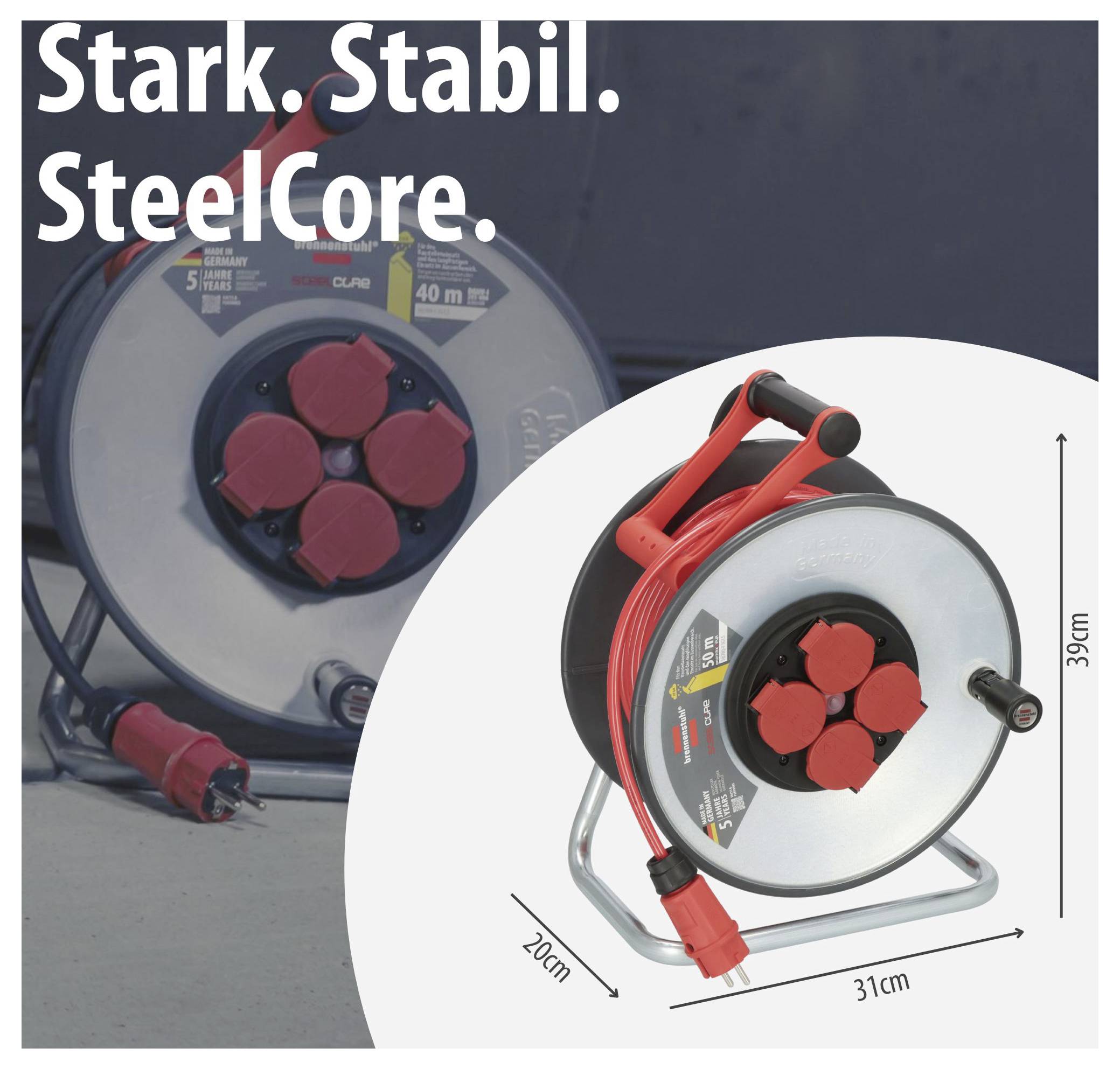Kabeltrommel 'Stark. Stabil. SteelCore.' mit vier roten Steckdosen, rot-schwarzem Griff und silbernem Metallrahmen; Maße 31 cm, 20 cm, 39 cm.