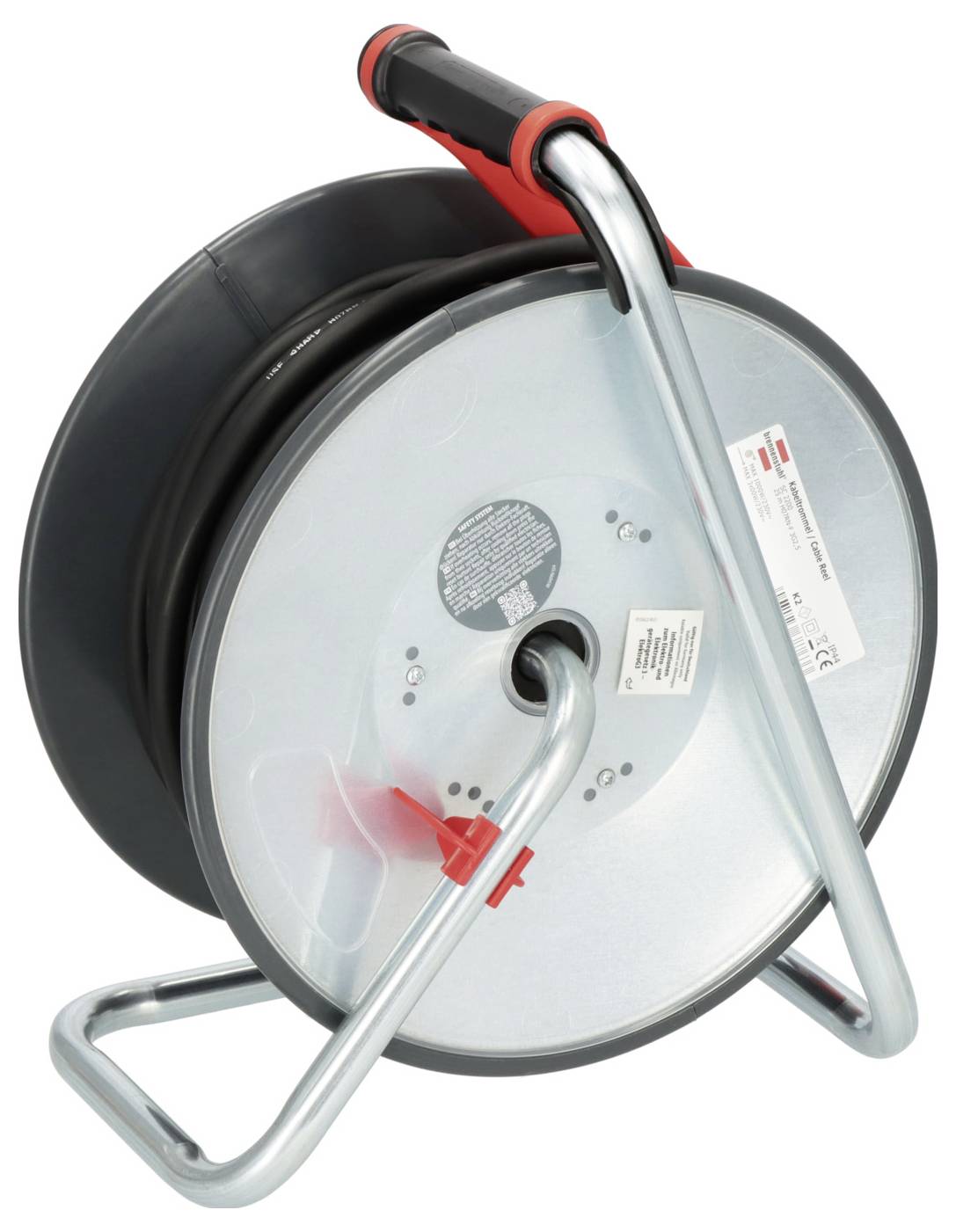 Kabeltrommel aus Metall mit schwarzem Kabel, rotem Griff und Standfuß für Stabilität. Geeignet für den Einsatz in Werkstatt oder Garten.