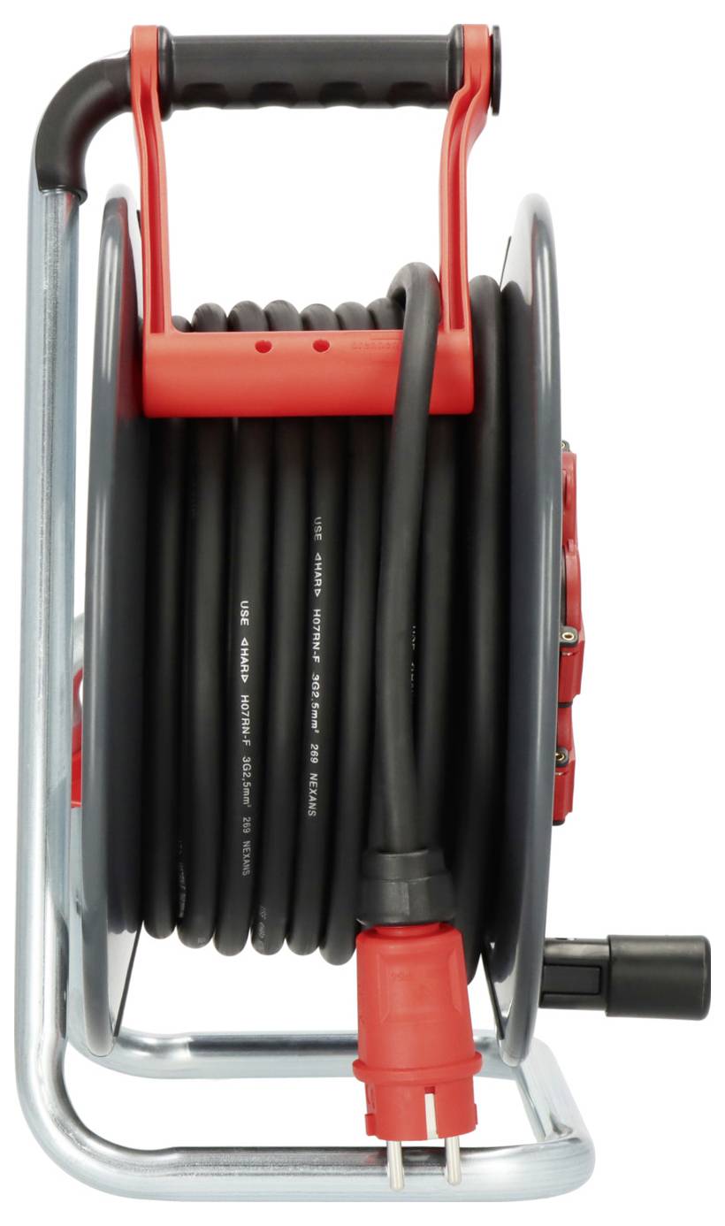 Eine Kabeltrommel mit schwarzem Kabel und rotem Stecker, montiert auf einem metallischen Gestell, griffbereit zum Benutzen.