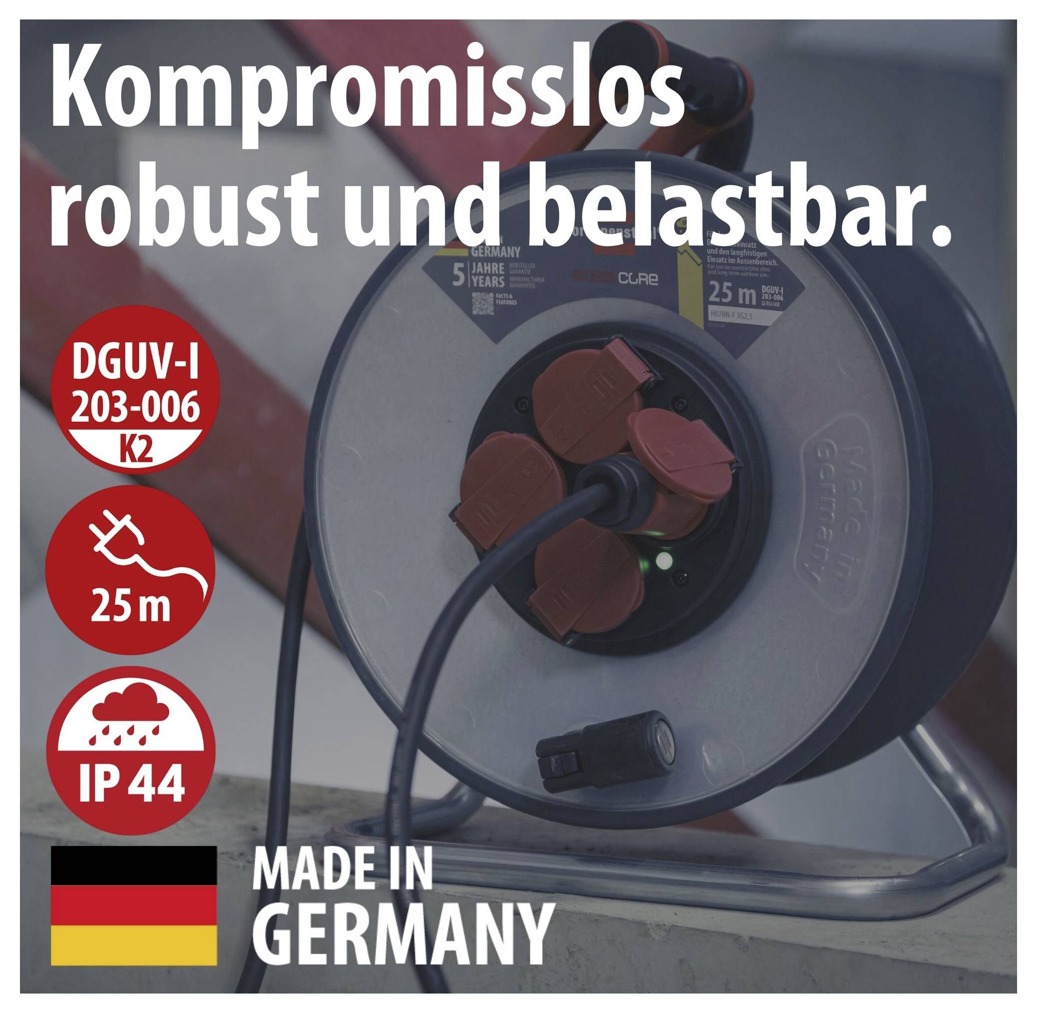 Werbeplakat für eine Kabeltrommel: 'Kompromisslos robust und belastbar', mit Hinweisen 'DGUV-I 203-006 K2', '25 m', 'IP 44' und 'Made in Germany'.