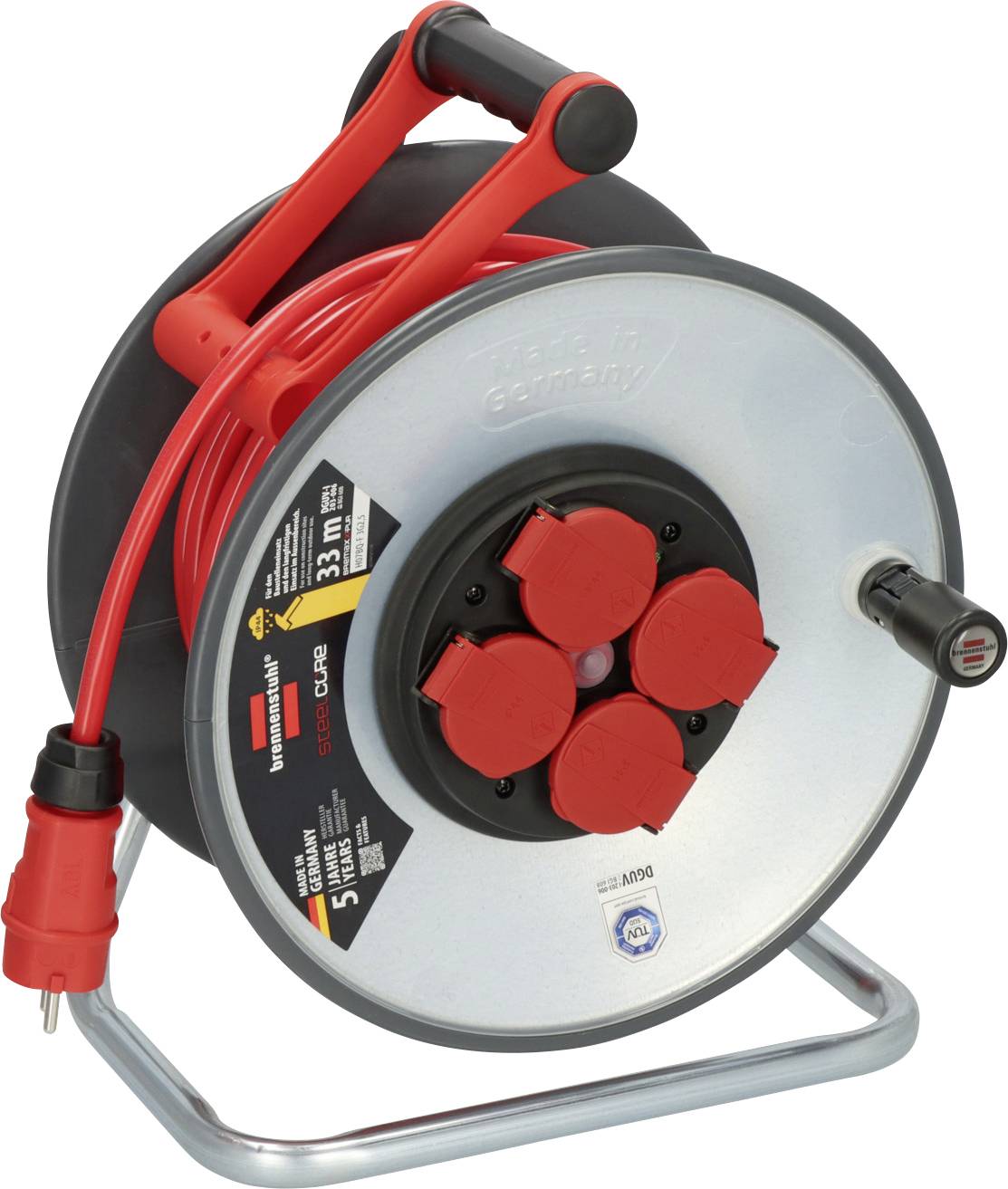 Ein silbernes Verlängerungskabel auf einer Rolle mit rotem Kabel und vier roten Steckdosen, montiert auf einem Metallständer.