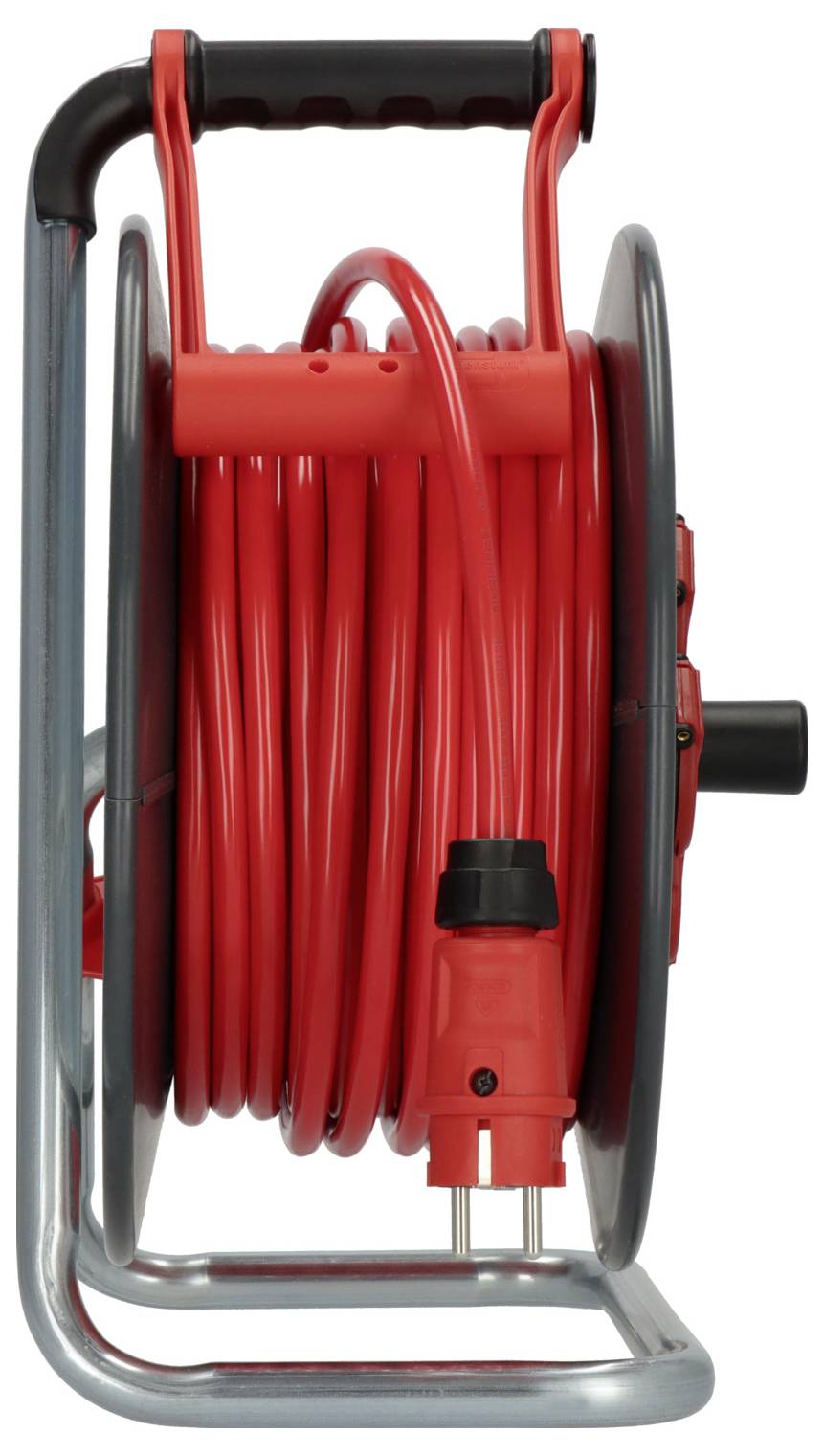 Rote Kabeltrommel auf einem Metallgestell, geeignet für den Einsatz im Innen- und Außenbereich. Sie verfügt über einen schwarzen Griff.