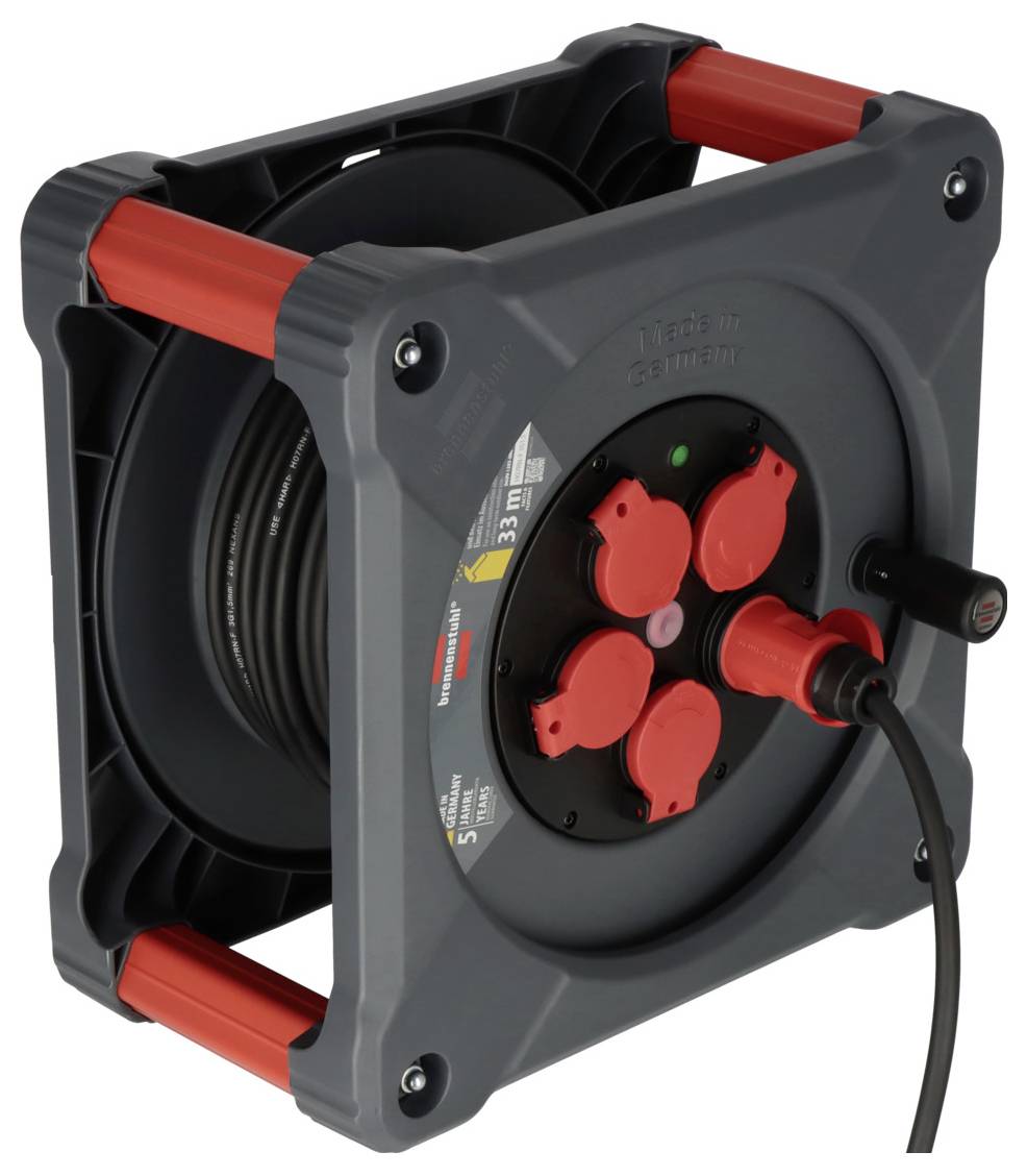 Eine graue Kabeltrommel mit einem roten Kabel und vier Steckdosen, geeignet für den Einsatz in Innen- und Außenbereichen.