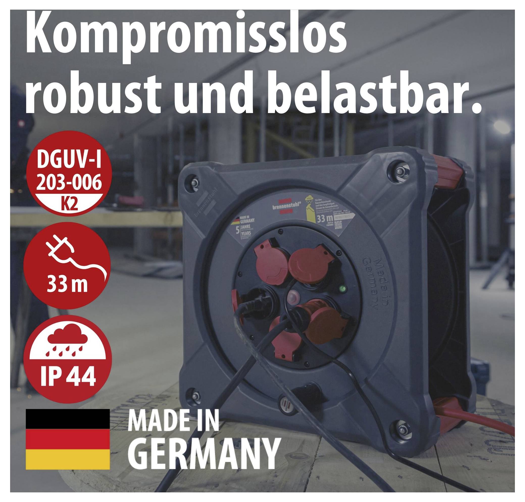 Werbeabbildung einer robusten Kabeltrommel im Industrieumfeld mit Text 'Kompromisslos robust und belastbar', DGUV-I 203-006 K2, 33 m, IP44 und 'Made in Germany'.