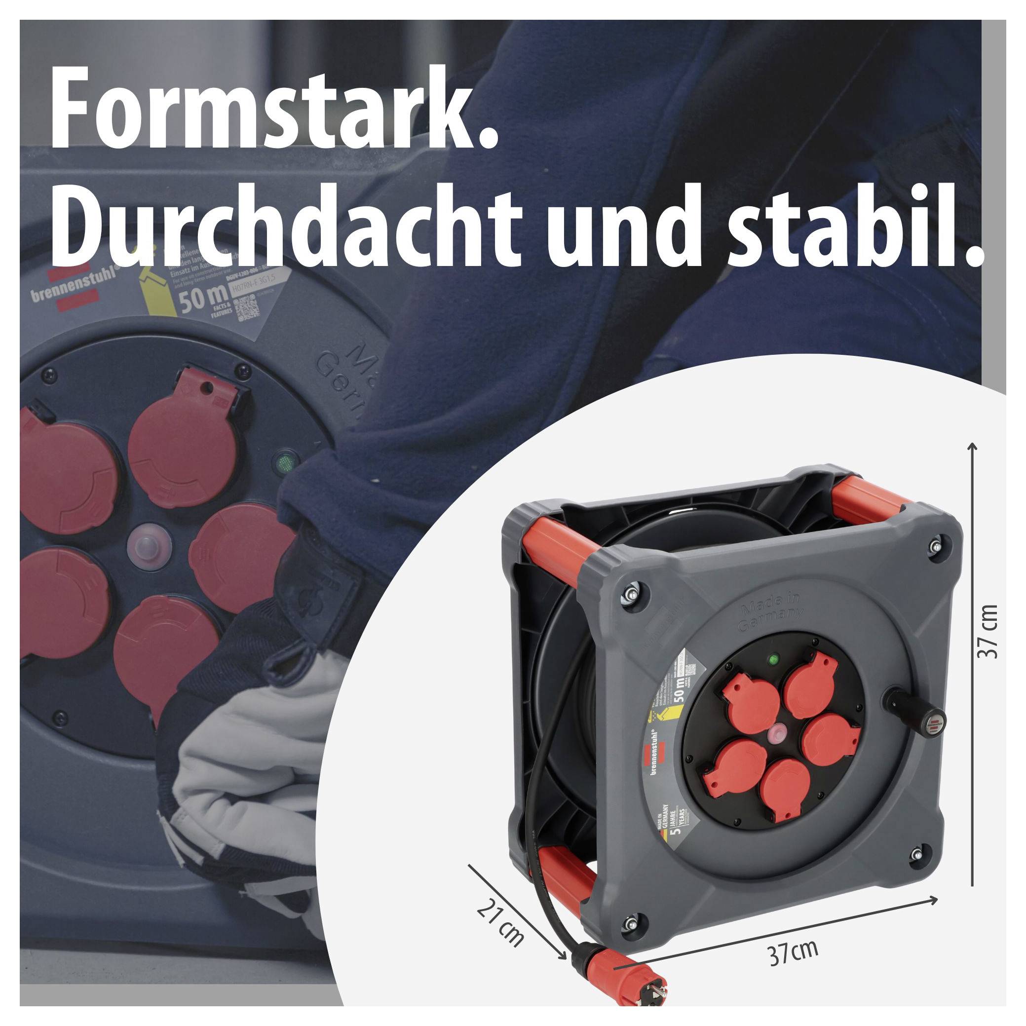 Bewerbungsbild eines robusten Kabelaufrollers mit dem Text 'Formstark. Durchdacht und stabil.' und Maßangaben 37 cm x 37 cm x 21 cm.