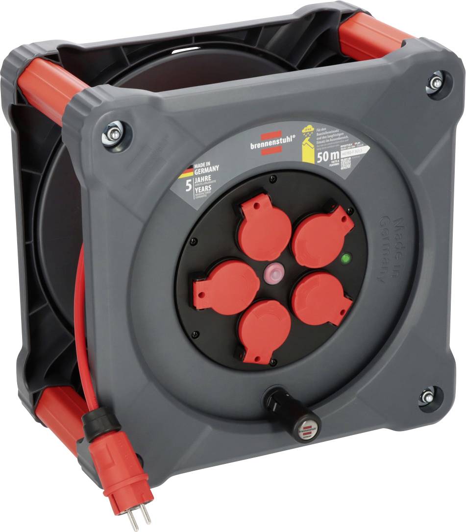 Eine schwarze und graue Kabeltrommel mit rotem Kabel und vier roten Steckdosen, geeignet für den Einsatz im Freien bis 50 Meter.