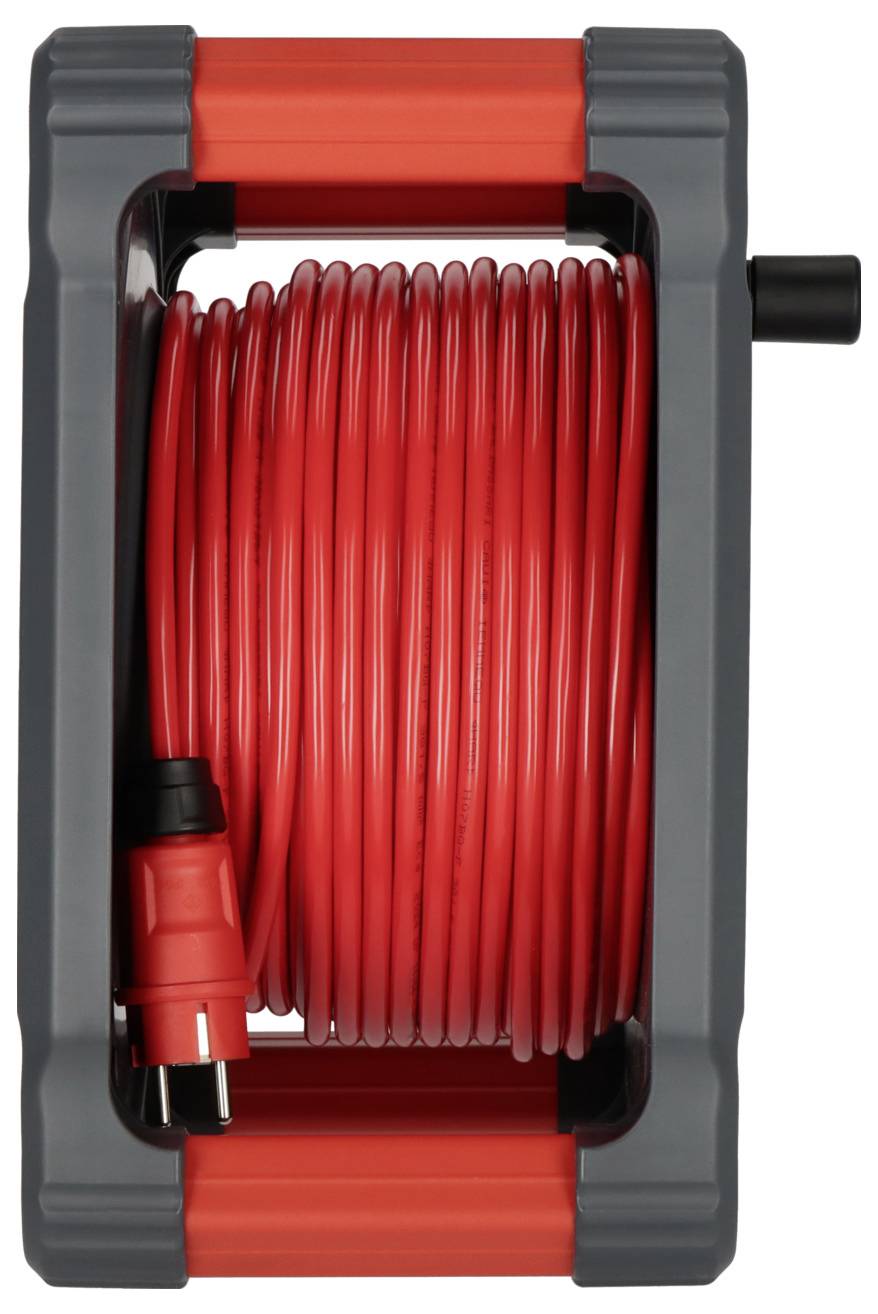 Ein rotes Verlängerungskabel auf einer Kabeltrommel in einem grauen Gehäuse, bereit zur Verwendung bei Elektroarbeiten oder Veranstaltungen.