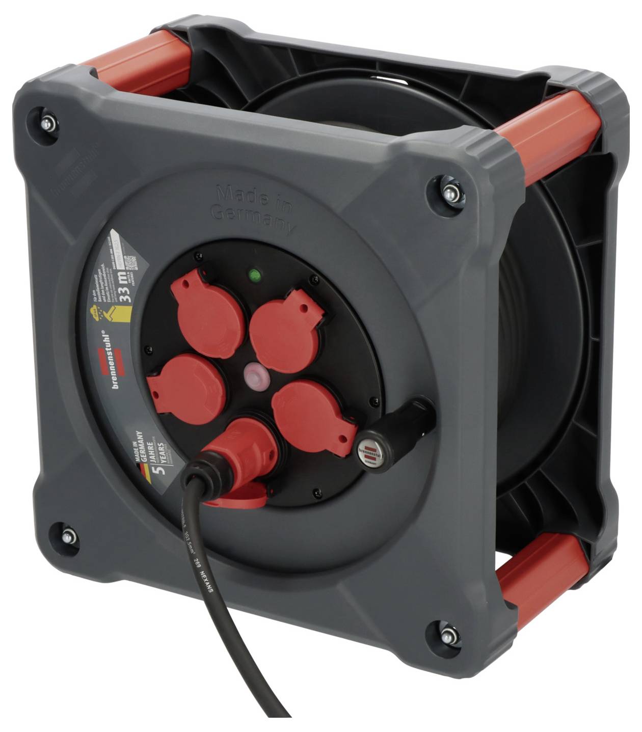 Eine graue Kabeltrommel mit vier roten Steckdosen, schwarzem Kabel und roten Handgriffen. Geeignet für den Einsatz auf Baustellen.