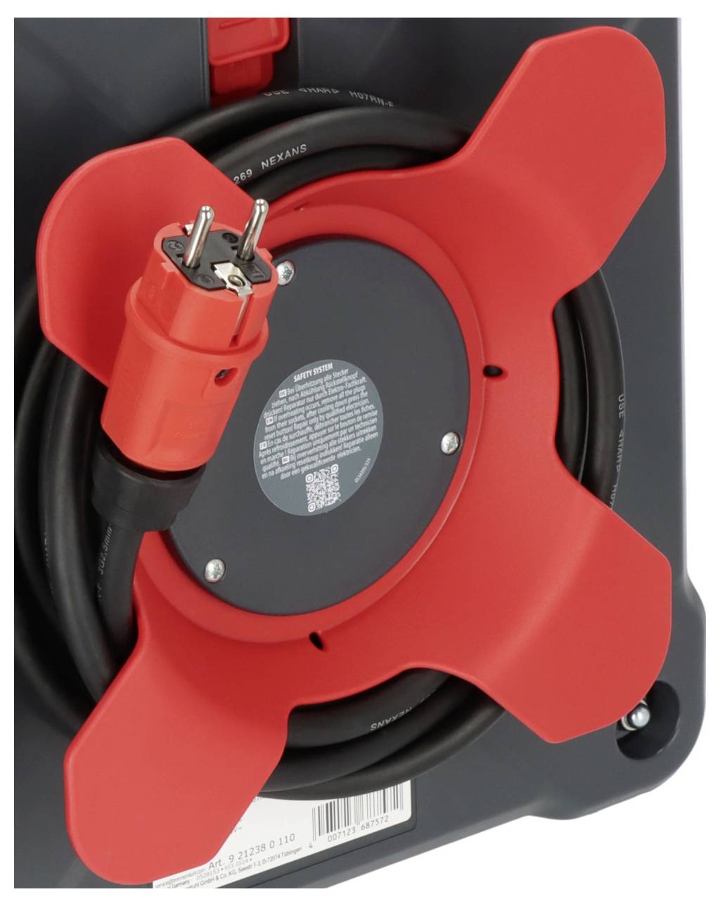 Ein Verlängerungskabel ist auf einem roten, sternförmigen Kabelwickler aufgerollt.