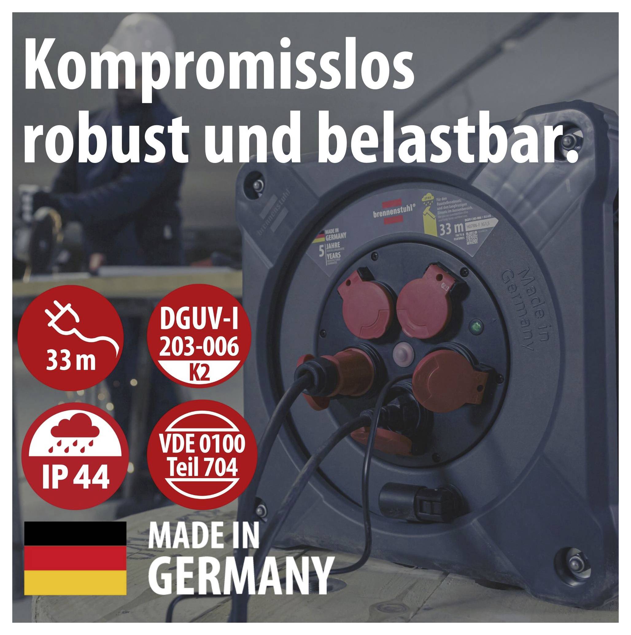Robuste blaue Kabeltrommel mit Steckdosen; Text: 'Kompromisslos robust und belastbar', '33 m', 'IP 44', 'DGUV-I 203-006 K2', 'VDE 0100 Teil 704', 'Made in Germany'