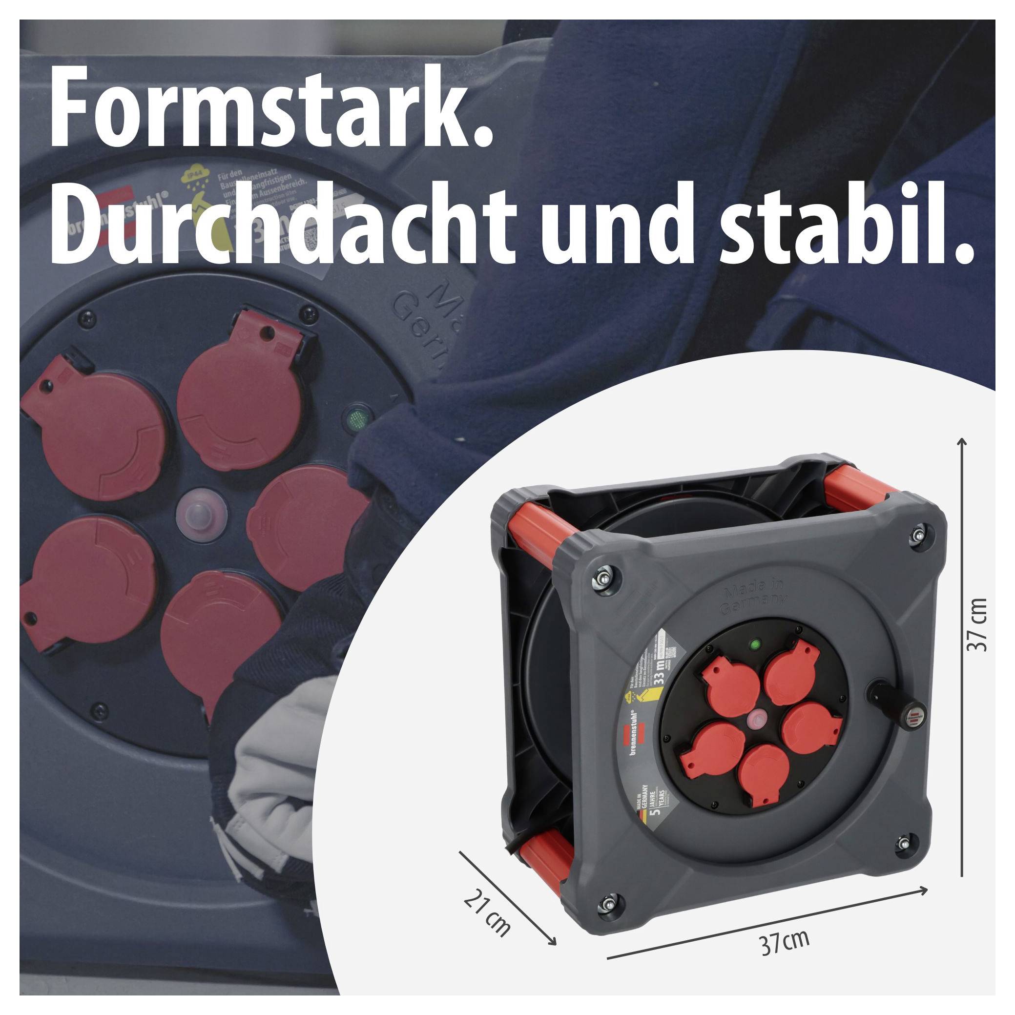 Werbeabbildung eines robusten Kabeltrommel-Gehäuses mit rotem Steckdosenblock; Text: 'Formstark. Durchdacht und stabil.' sowie Maße 37 cm x 37 cm x 21 cm.
