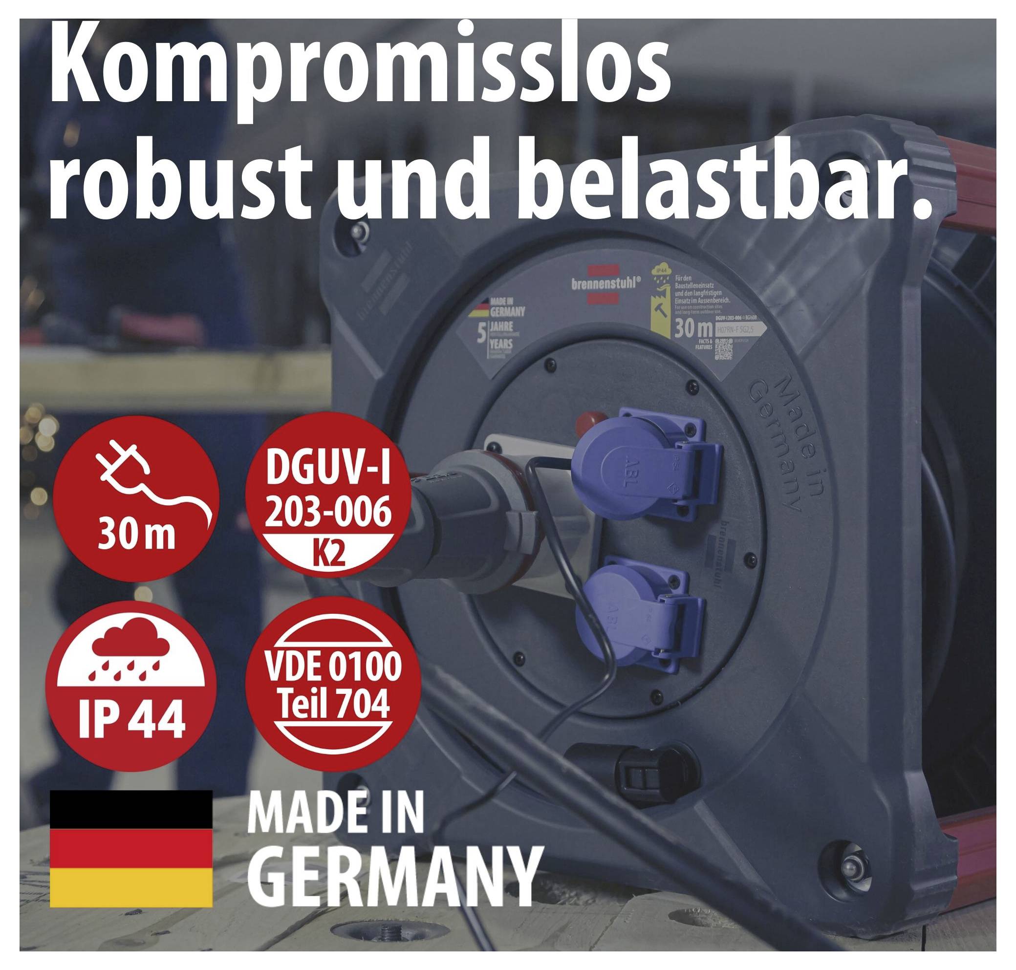 Werbeabbildung einer robusten Kabeltrommel mit Steckdosen; Text: 'Kompromisslos robust und belastbar', '30 m', 'IP 44', 'DGUV-I 203-006 K2', 'VDE 0100 Teil 704', 'Made in Germany'