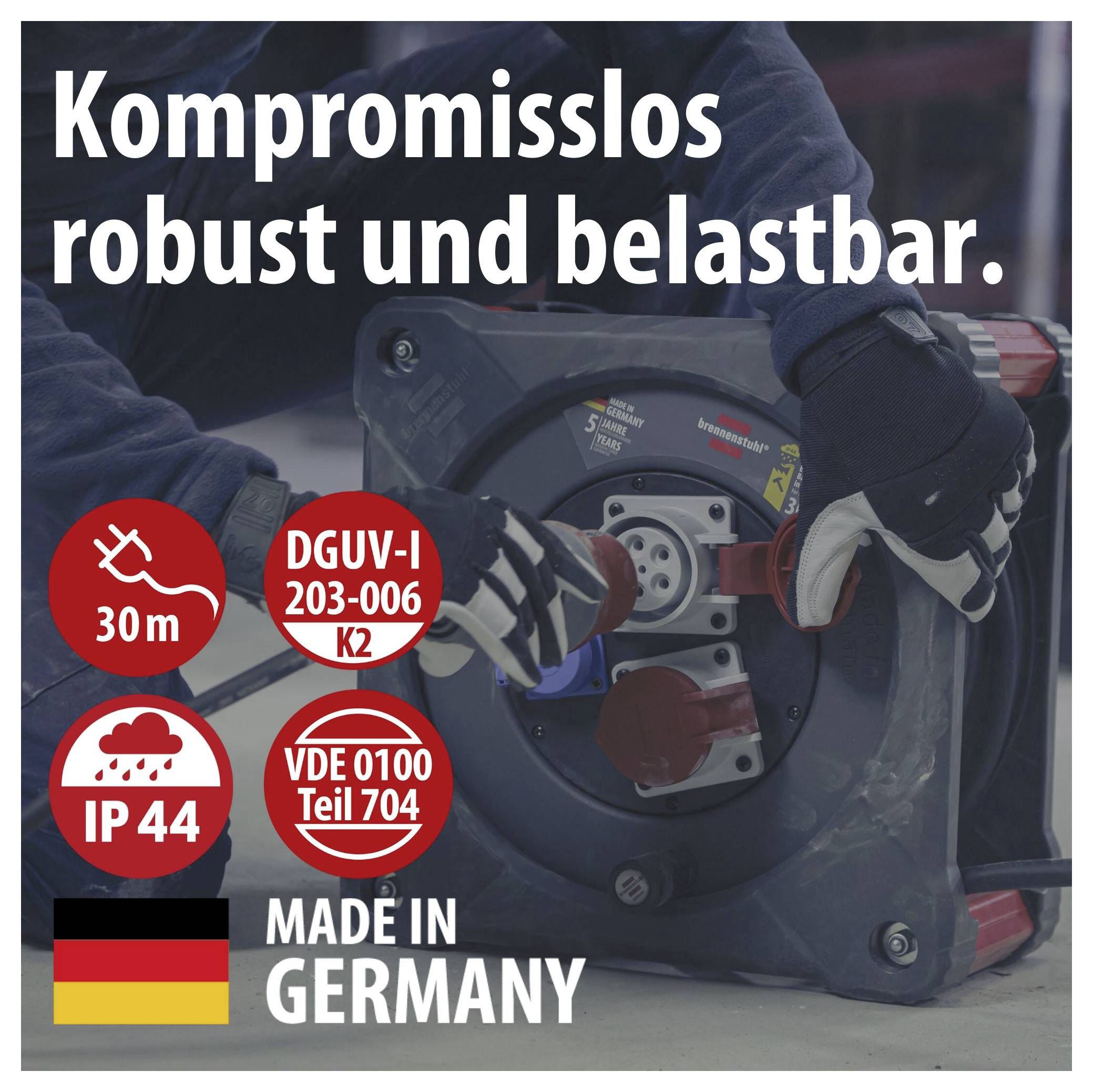 Werbeplakat für ein robustes Kabeltrommelgerät mit dem Text 'Kompromisslos robust und belastbar', Icons zu 30 m, IP44, DGUV-I 203-006 K2, VDE 0100 Teil 704 und 'Made in Germany'.