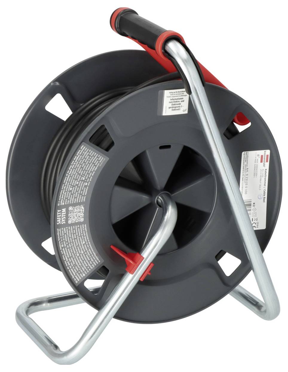 Eine schwarze Kabeltrommel mit rotem Griff und silbernem Gestell, geeignet für Verlängerungskabel, steht aufrecht.