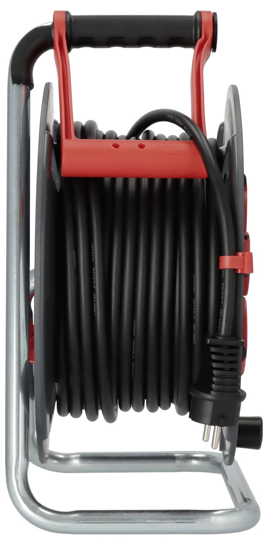 Eine schwarze Kabeltrommel mit roter Kurbel und schwarzem Griff. Das Kabel ist ordentlich aufgewickelt und endet mit einem Stecker.