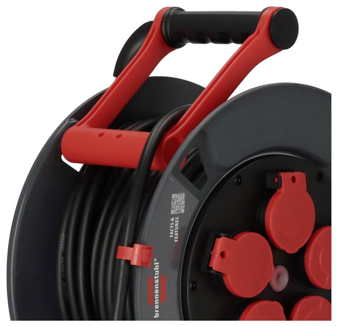 Eine schwarze Kabeltrommel mit rotem Griff und roten Steckdosen von Brennenstuhl.