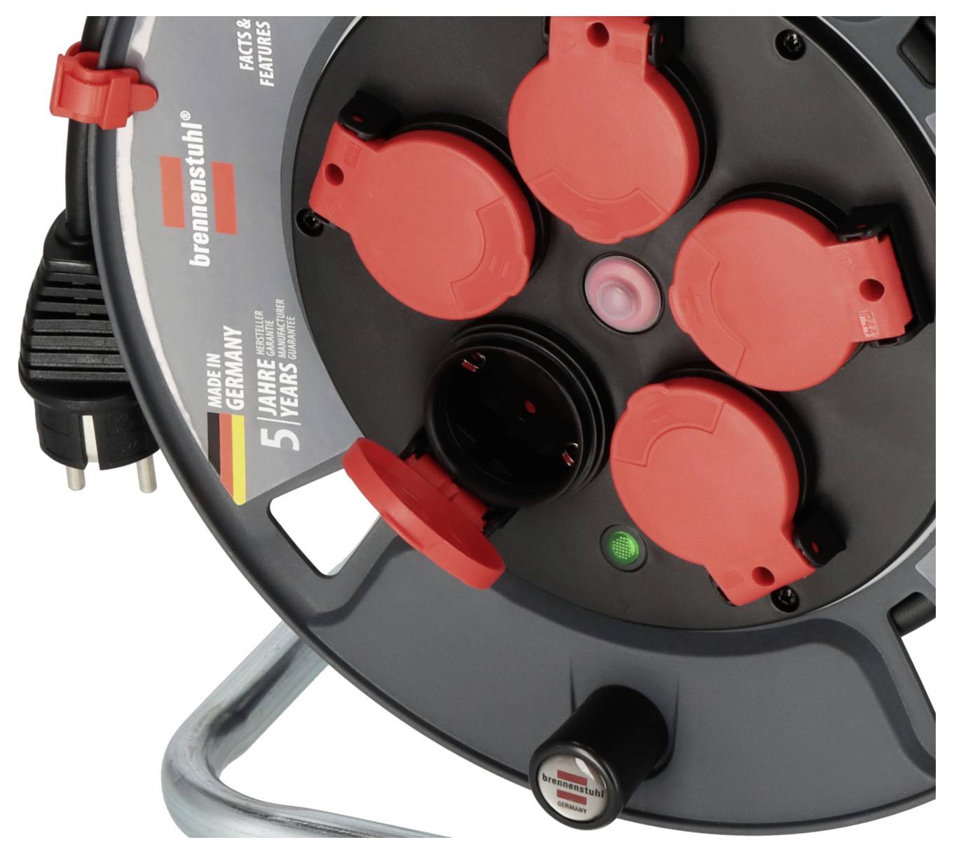 Eine Kabeltrommel mit vier roten Steckdosen und einem grünen Schalter, geeignet für den Innenbereich. Markenname seitlich in Weiß.