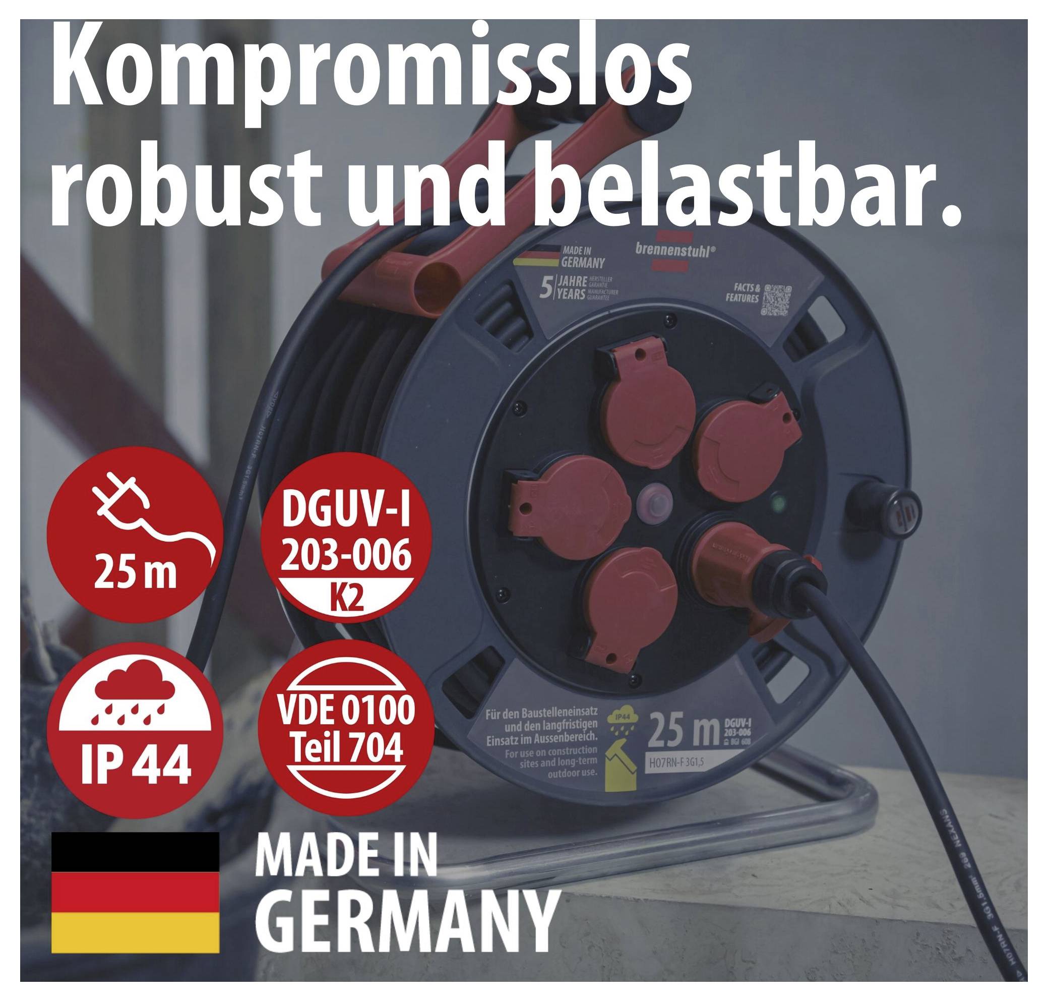 Werbeabbildung einer robusten Kabeltrommel mit roter Steckdosenleiste; Text: 'Kompromisslos robust und belastbar.', '25 m', 'IP44', 'DGUV-I 203-006 K2', 'VDE 0100 Teil 704', 'Made in Germany'.