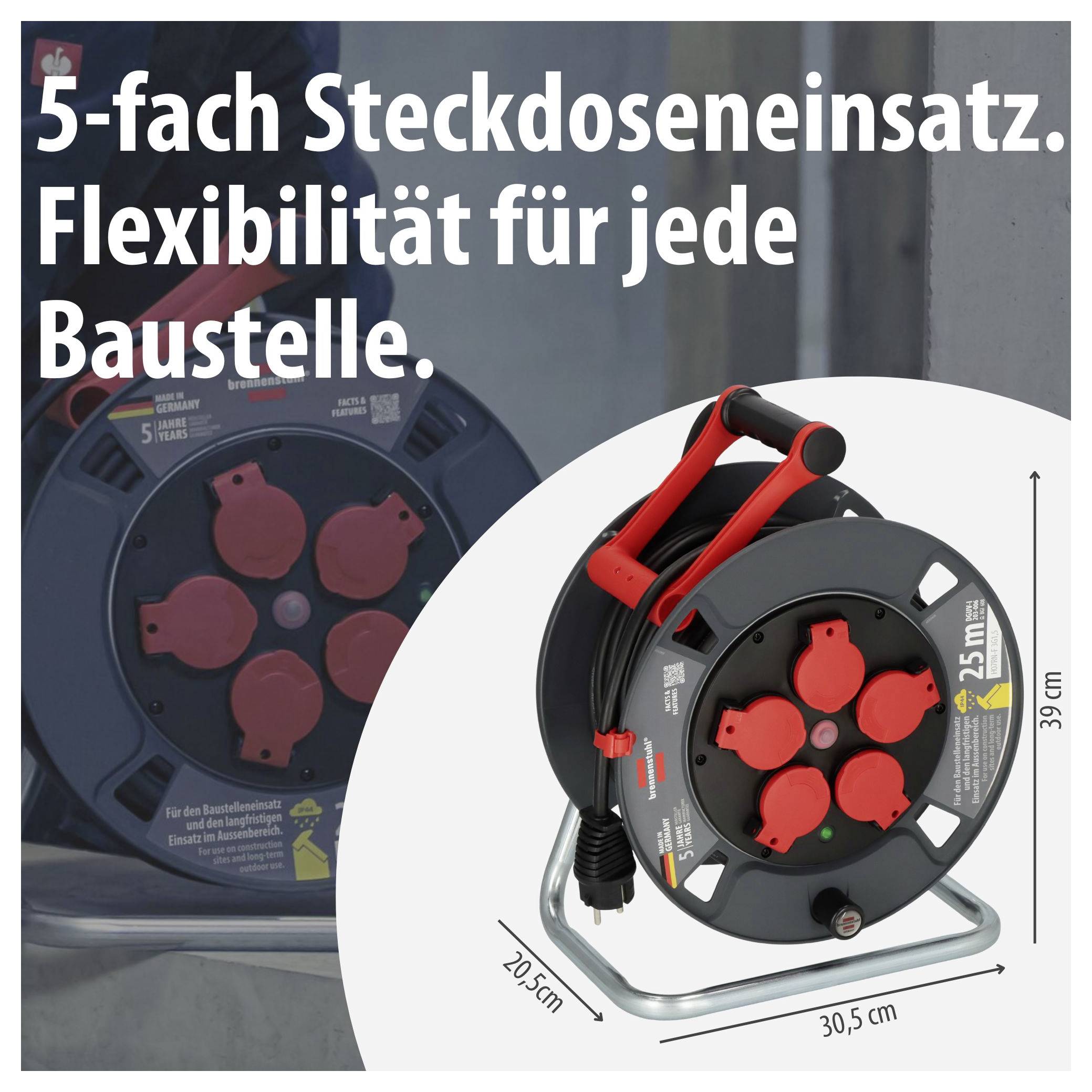 Werbeabbildung einer 5-fachen Kabeltrommel für die Baustelle mit roter und schwarzer Steckdosenleiste; Maße: 30,5 cm breit, 39 cm hoch, 20,5 cm tief.