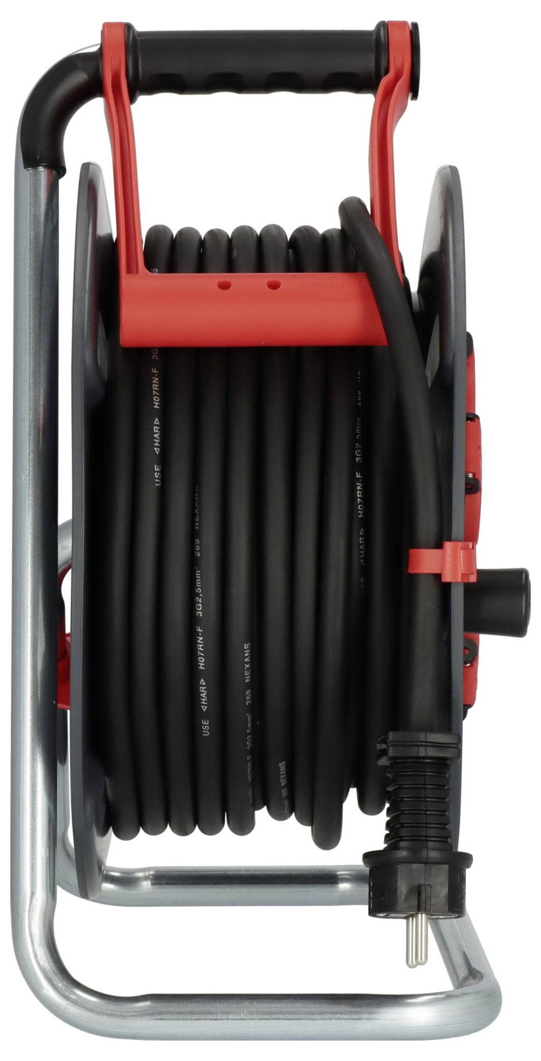 Schwarze Verlängerungskabeltrommel mit rotem Griff und Metallrahmen, für den Innen- und Außeneinsatz geeignet.