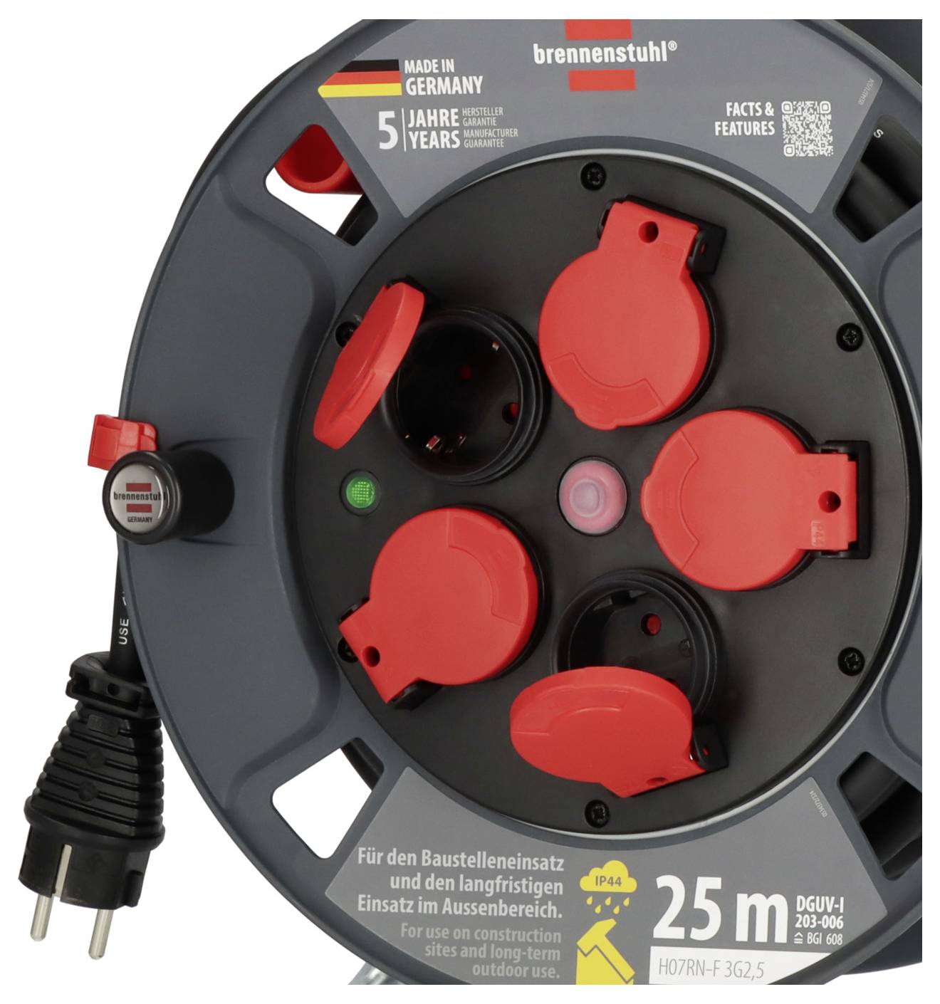 Eine Kabeltrommel mit vier Steckdosen, roter Abdeckung, und einem 25-Meter-Kabel, geeignet für Baustelleneinsatz. Marke Brennenstuhl.