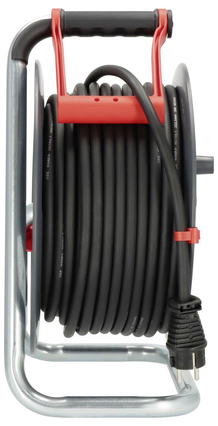 Eine schwarze Kabeltrommel mit rotem Griff und schwarzem Kabel auf einem silbernen Gestell, bereit zur Nutzung.