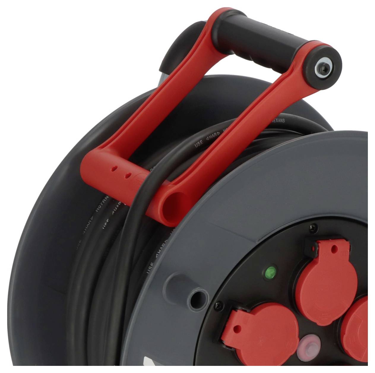 Ein graues Verlängerungskabel auf einer Kabeltrommel mit rotem Tragegriff und Steckdosen. Geeignet zur flexiblen Stromversorgung.