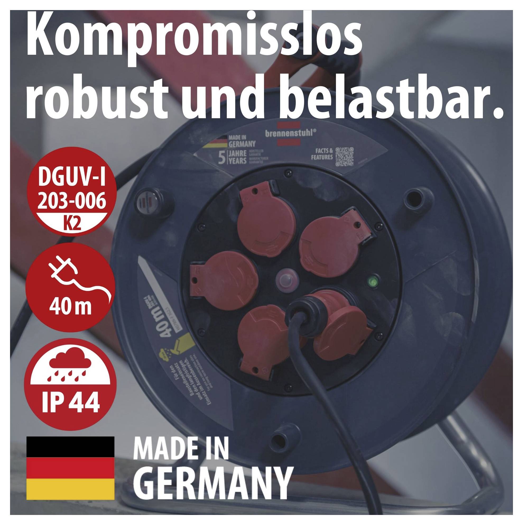 Werbebild eines blauen Kabeltrommel-Verlängerungskabels mit roten Steckdosen, Text 'Kompromisslos robust und belastbar', DGUV-I 203-006 K2, 40 m, IP44, Made in Germany.