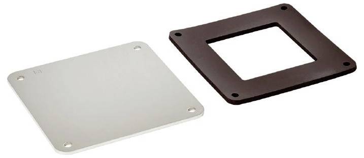 Zwei quadratische Metallplatten, eine silbern, die andere schwarz, liegen nebeneinander. Die schwarze Platte hat eine quadratische Aussparung.