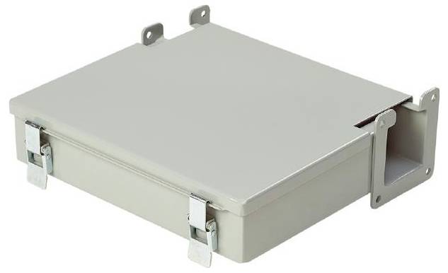 Metallgehäuse mit Deckel und Verschlussriegeln, Wandmontagehalterungen an der Oberseite, verwendet zur sicheren Aufbewahrung elektrischer Komponenten.