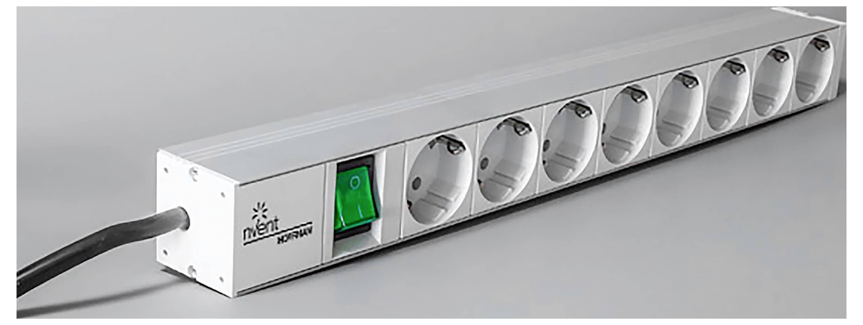 Mehrfachsteckdose mit acht Anschlüssen und grünem Schalter auf grauer Oberfläche.