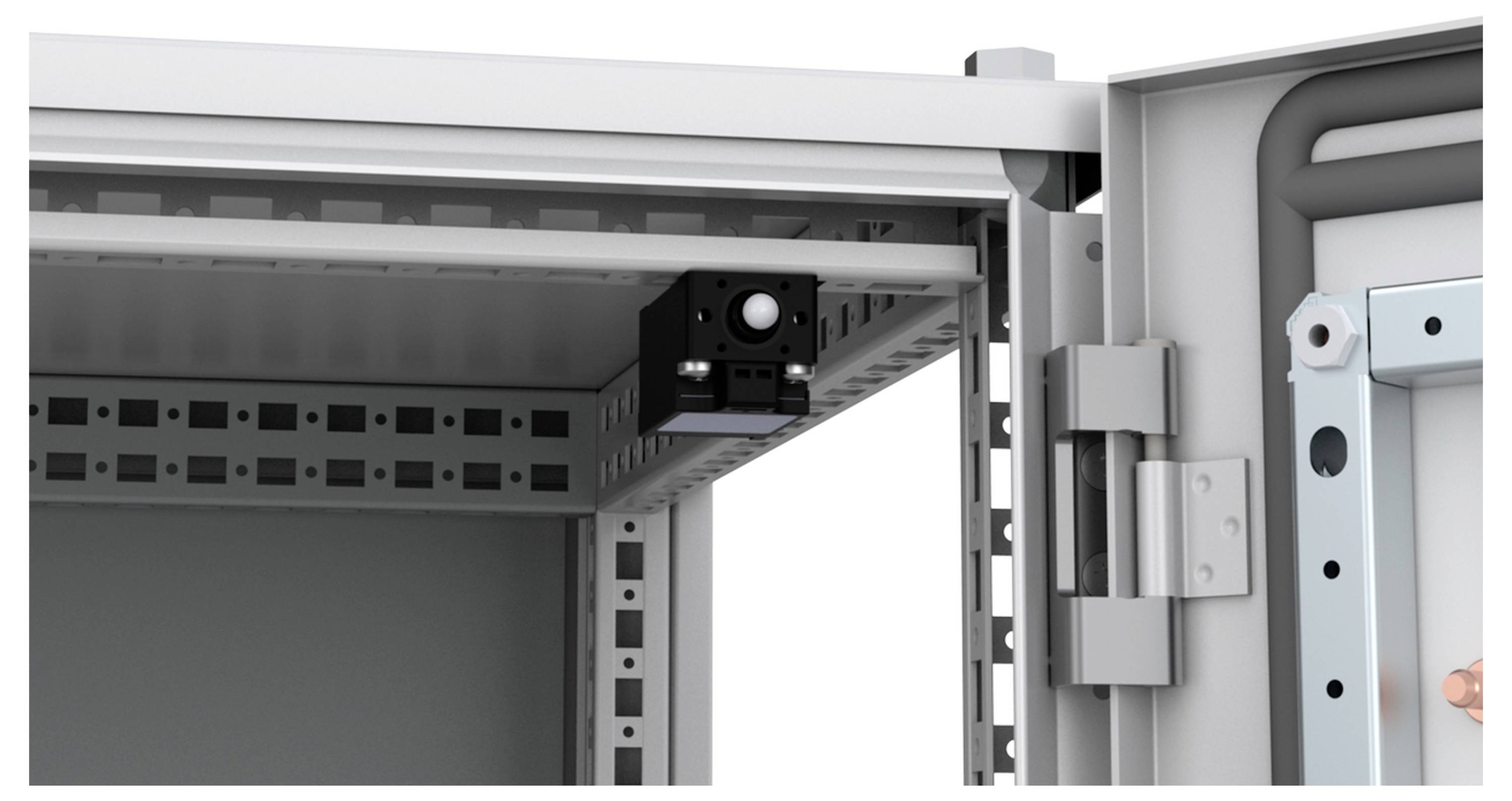 Metallgehäuse mit offener Tür zeigt eine kleine schwarze Kamera in der oberen Ecke. Fokus auf Überwachungs- oder Sicherheitsfunktion.
