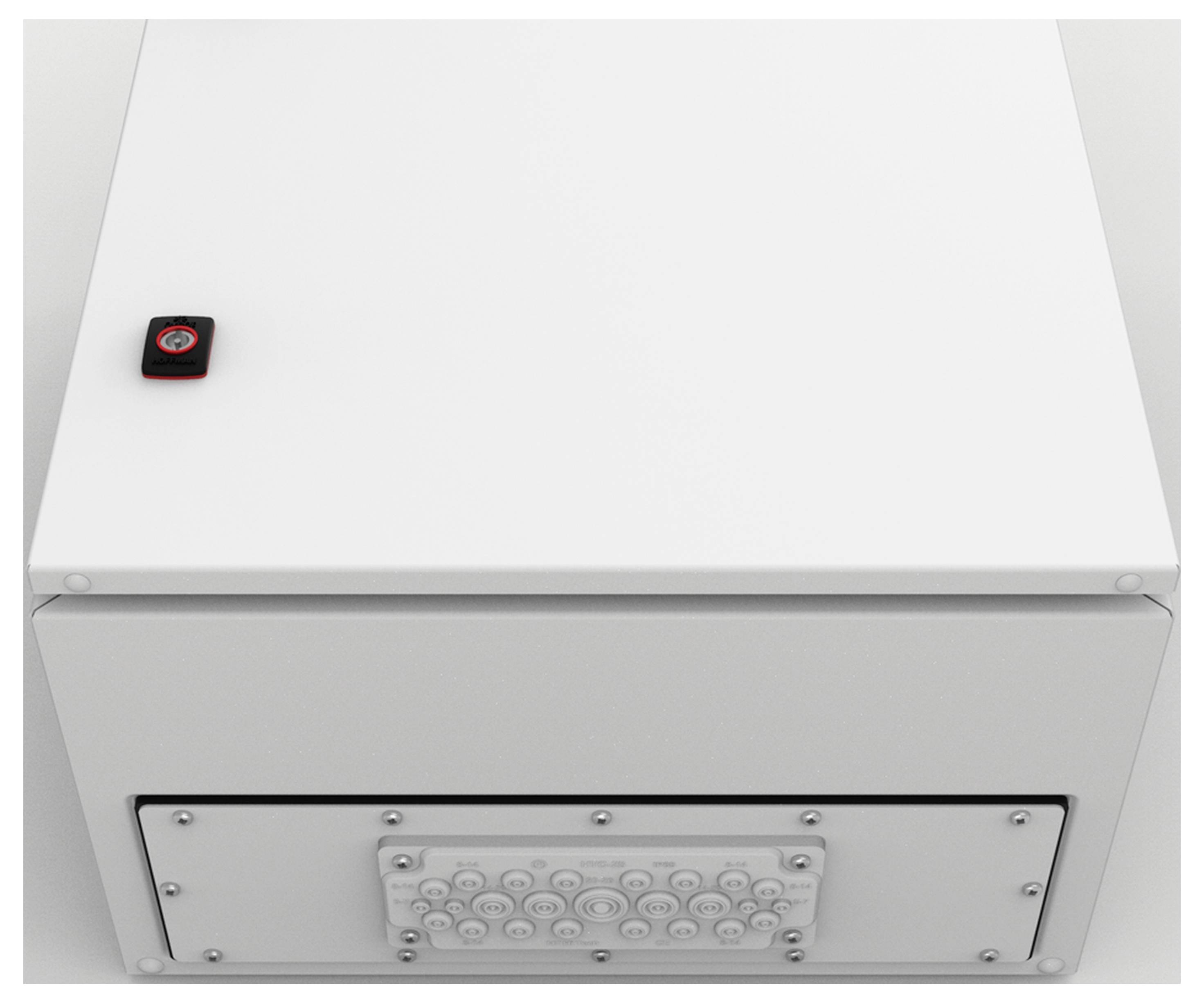 Ein weißer Tresor mit elektronischem Tastaturfeld, auf dem ein kleiner, rechteckiger, schwarzer Gegenstand mit rotem Knopf liegt.