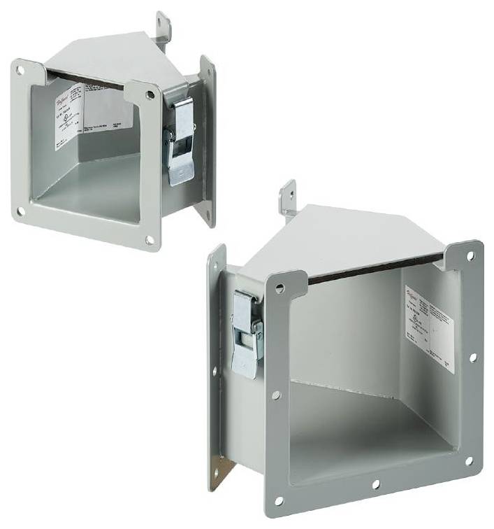 Metallboxen mit Öffnungen und Befestigungswinkeln, vermutlich für industrielle Zwecke, zeigen Unterschiede in Größe und Konstruktion.