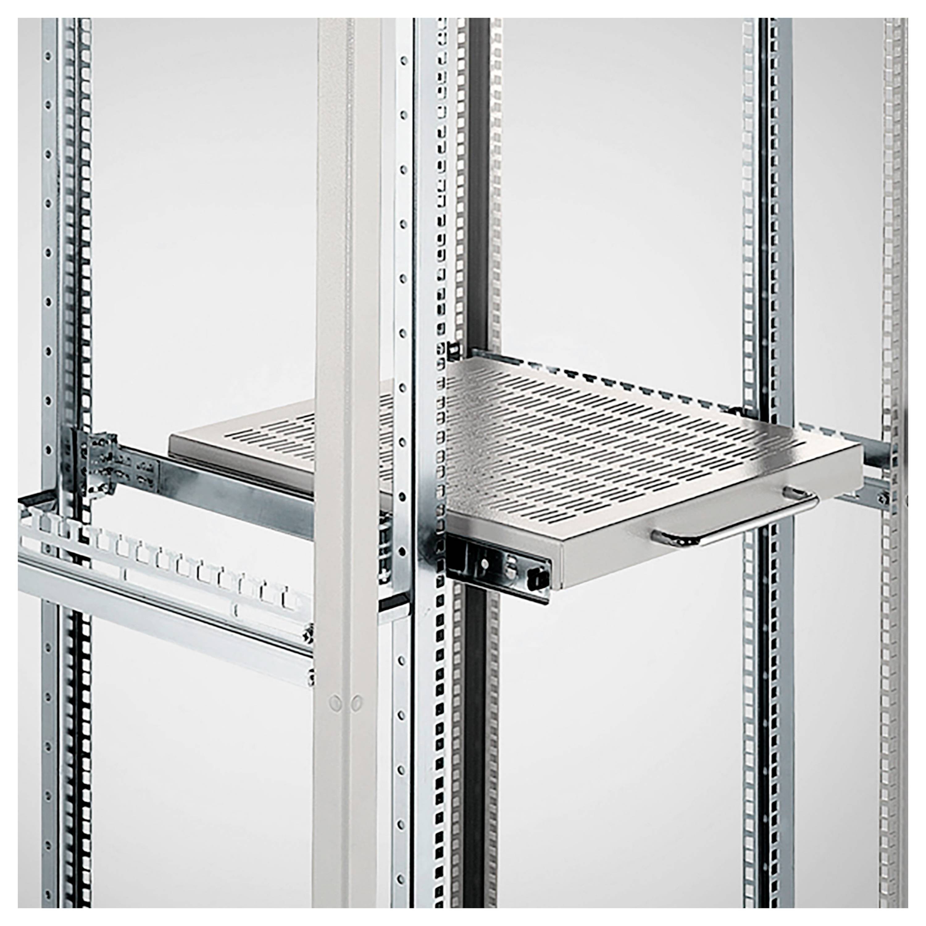 Ein Metallregal für Server oder Technik, montiert auf Schienen in einem technischen Schrank oder Rack, zeigt eine herausziehbare Ablage.