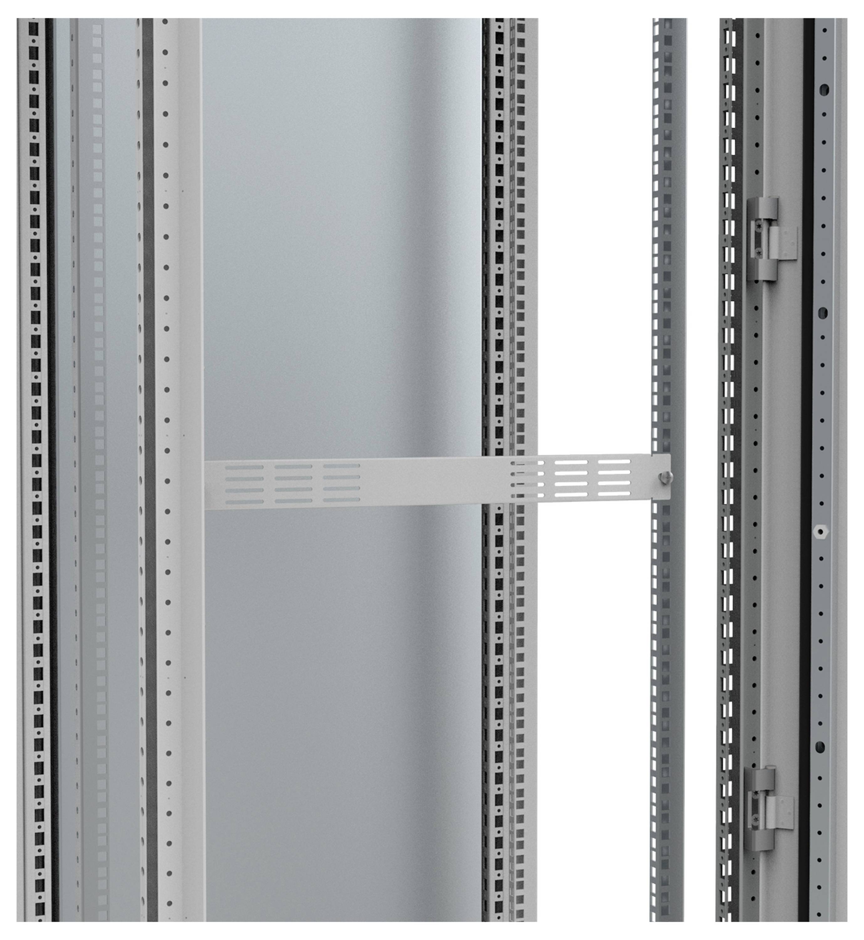 Metallrahmen eines Serverracks, ohne Geräte; zeigt vertikale und horizontale Streben mit Belüftungsschlitzen.