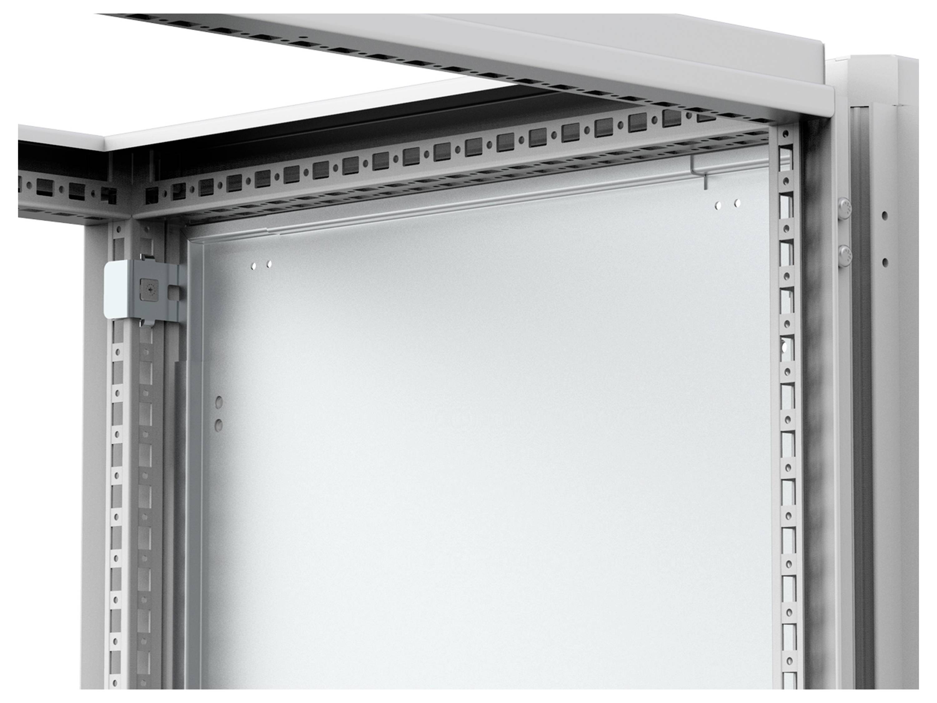 Metallschrank, teils geöffnet, zeigt Rahmen und Scharniere. Strukturelles Detail eines elektrischen Schaltschrankes.