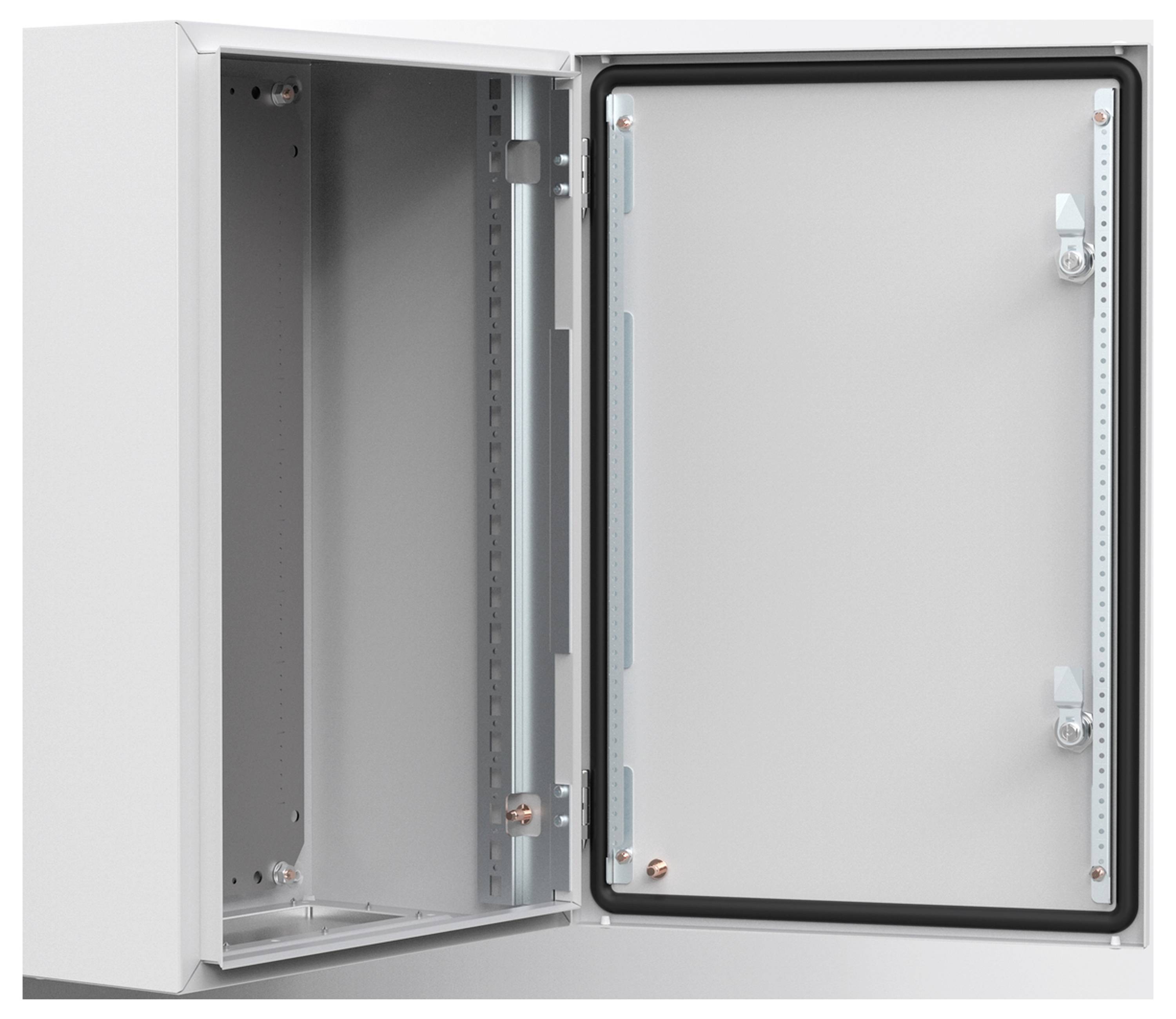 Geöffneter Schaltschrank mit leeren Fächern und sichtbaren Scharnieren und Befestigungspunkten an der Tür.