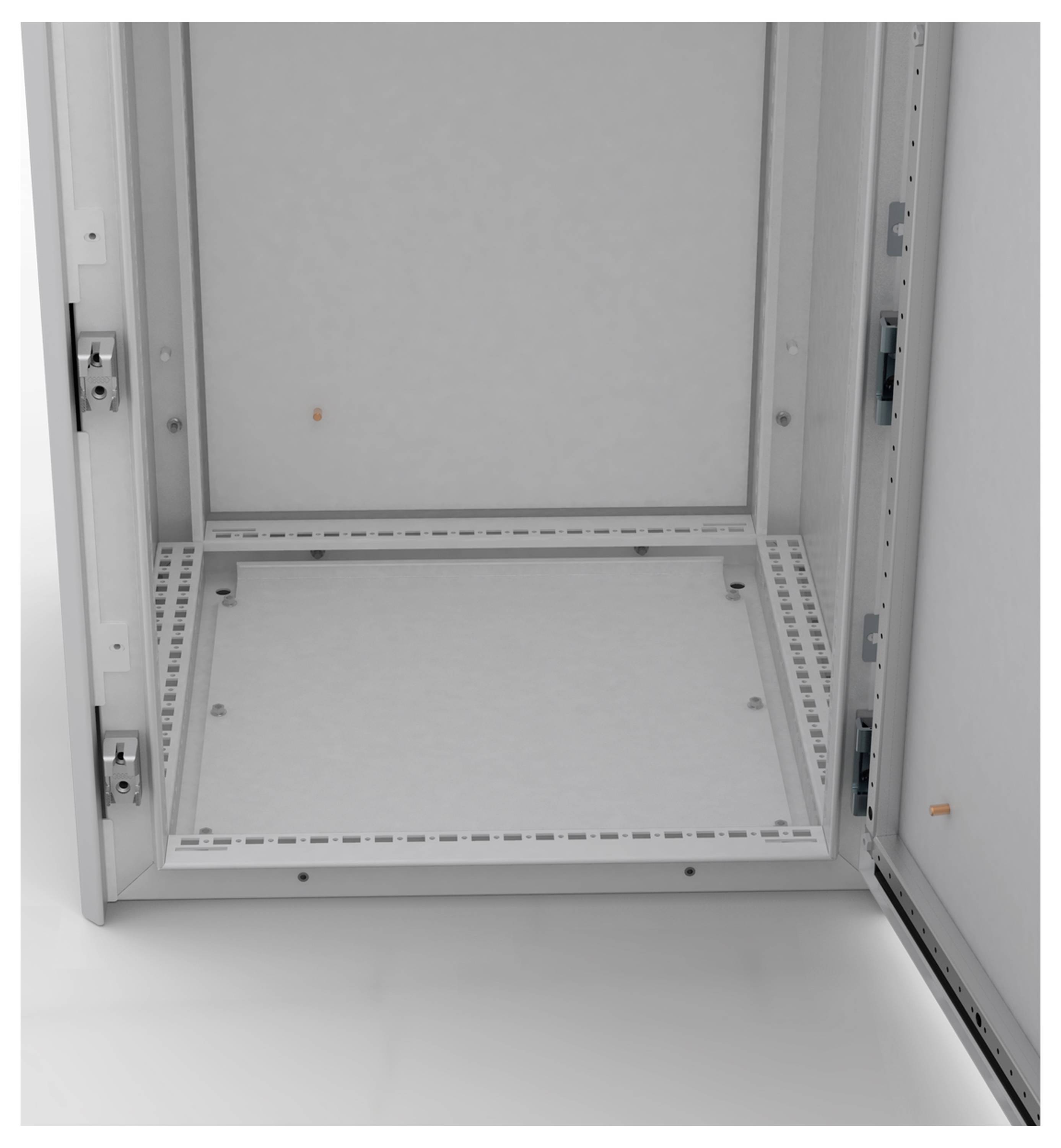 Ein offener, leerer Schrank mit Metallrahmen und Scharnieren, geeignet zur Aufbewahrung von technischem Equipment oder Servern.