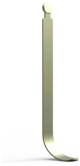 Ein langer, geschwungener Metallhaken, möglicherweise ein Werkzeug oder Teil einer Vorrichtung, vor weißem Hintergrund.