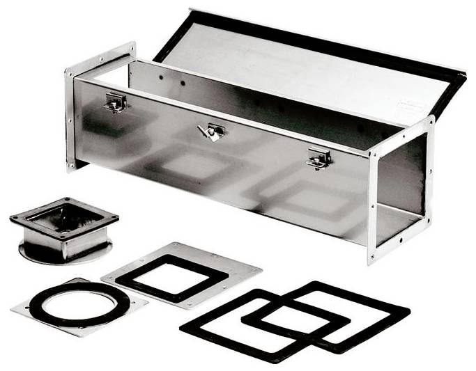 Metallkasten mit offenem Deckel, umgeben von rechteckigen und kreisförmigen Dichtungen und einem Rohranschluss. Ventilationssystem-Bauteile.