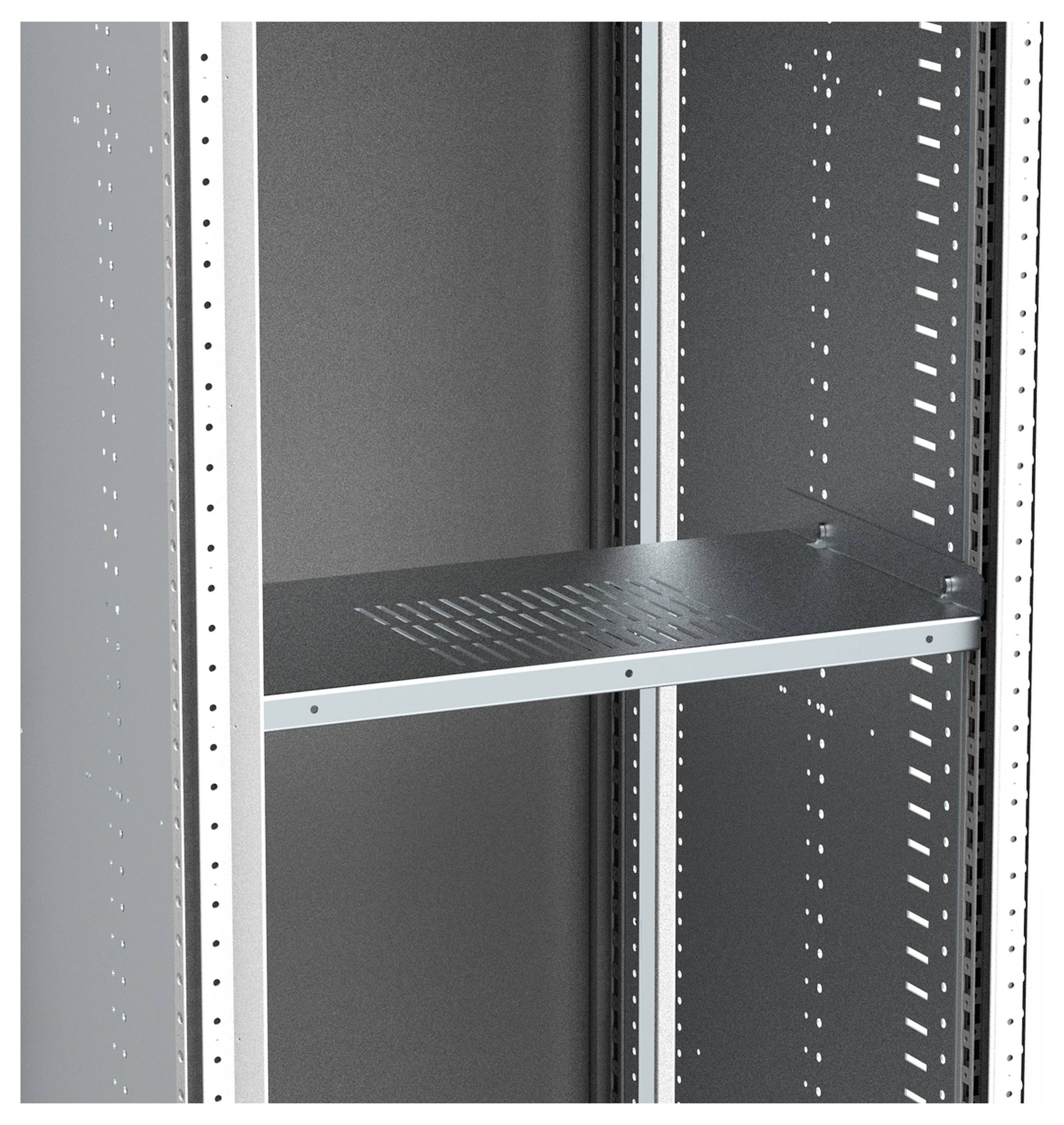 Metallischer Fachboden in einem grauen Serverschrank, montiert in der Mitte. Der Schrank hat Lüftungsschlitze und vertikale Stangen.
