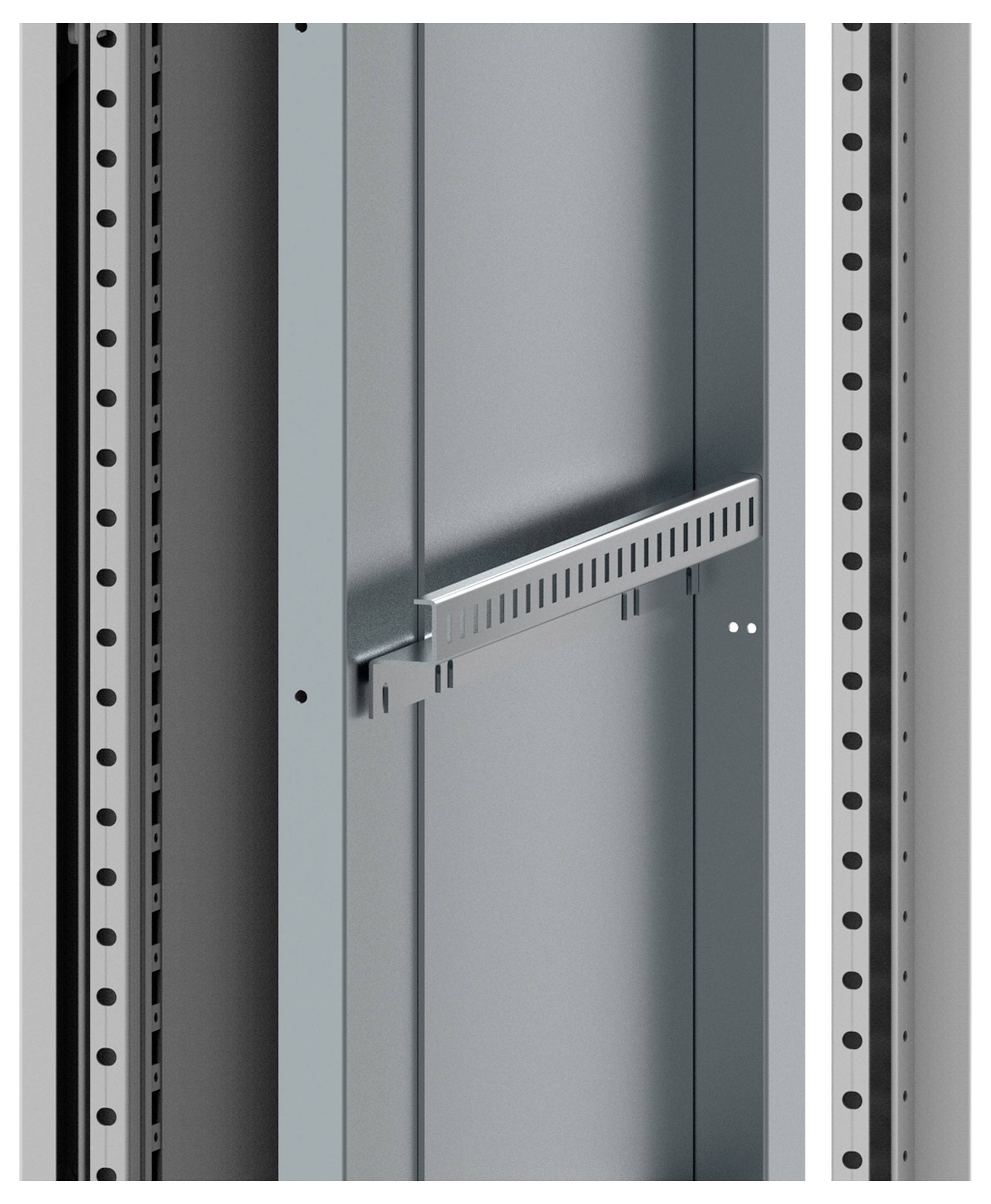 Ein graues, perforiertes Metallprofil, seitlich an einem vertikalen Rahmen montiert. Dient zur Stabilisierung oder Befestigung.