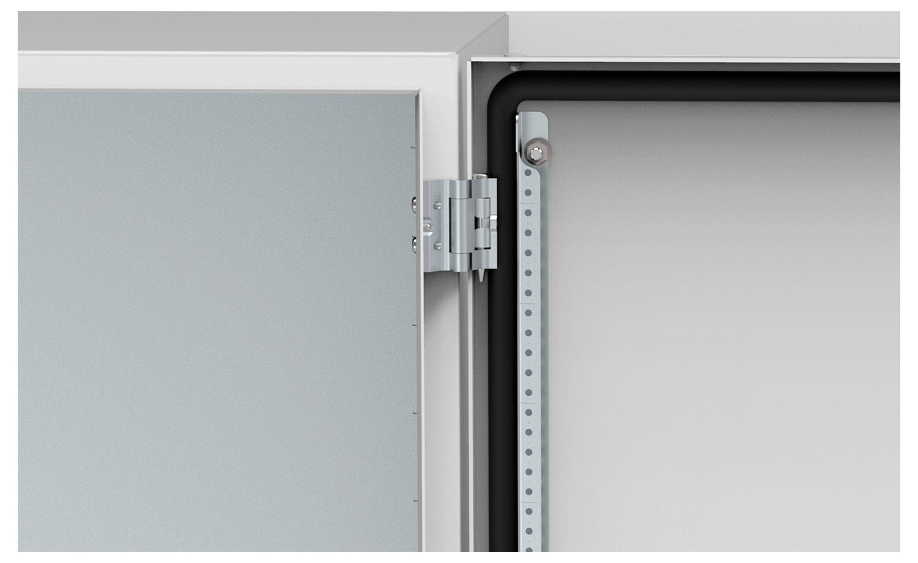 Ein Scharnier, das die Tür eines metallischen Gehäuses hält, zeigt einen Teil der Tür und den Rahmen. Die Innenseite ist grau.