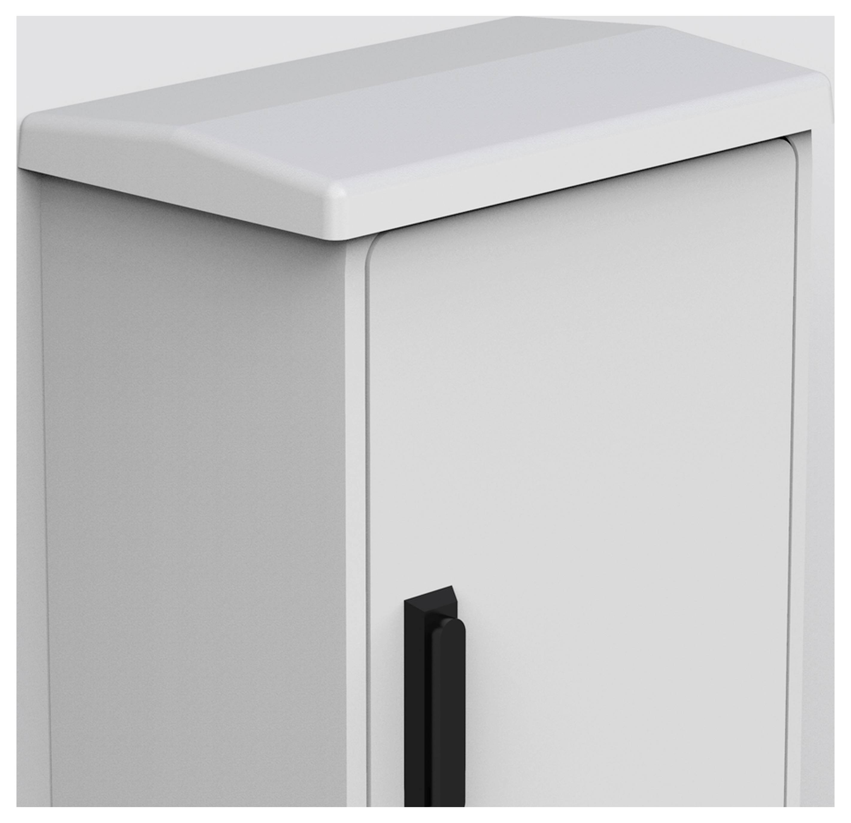 Ein grauer Metallschrank mit schwarzem Griff, stehend gegen einen hellen Hintergrund. Oberflächen sind glatt und geometrisch.